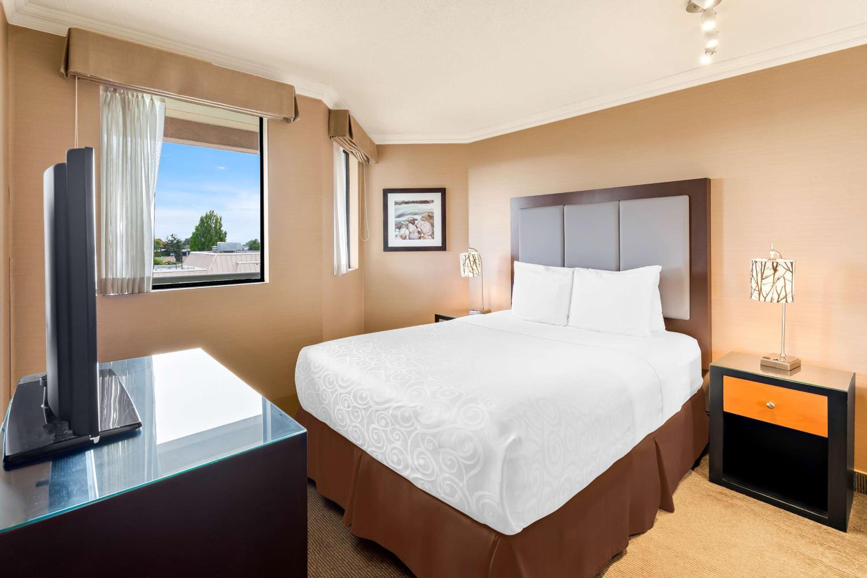 Deluxe One-Bedroom Queen Suite with Kitchenette - Non-smoking