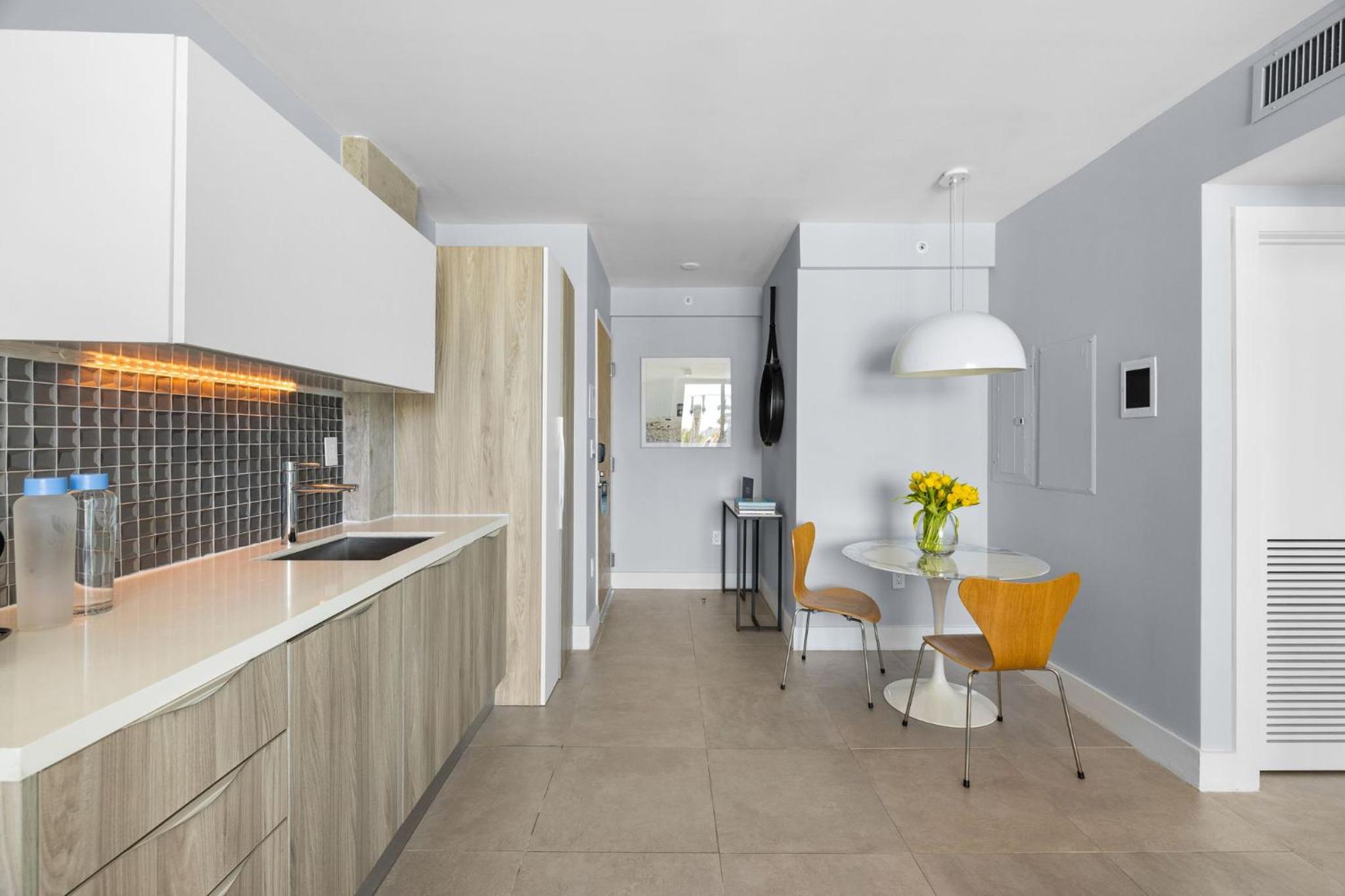 Signature King One Bedroom Suite - with Kitchenette and Balcony