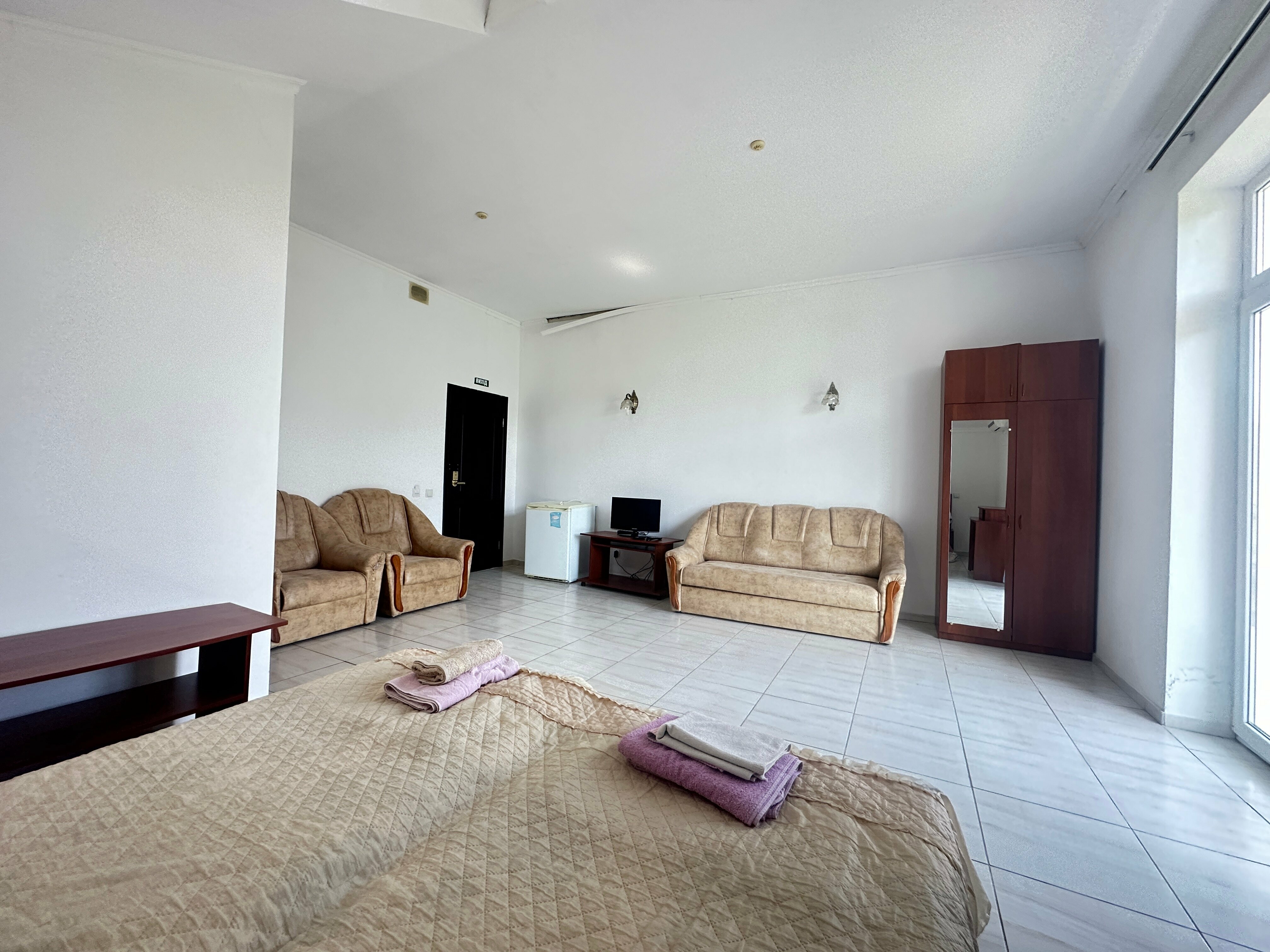 Трехместный номер с балконом