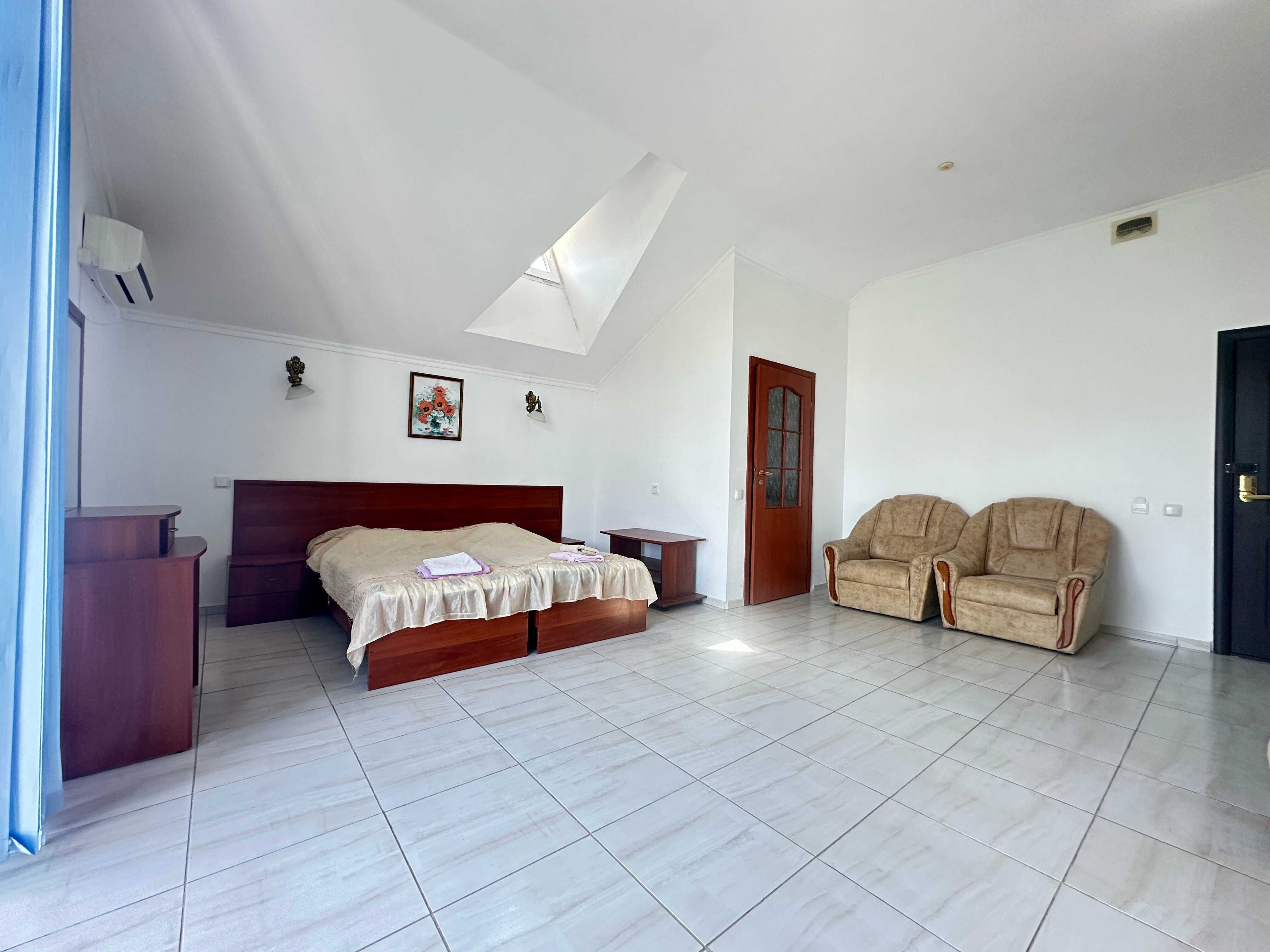 Трехместный номер с балконом