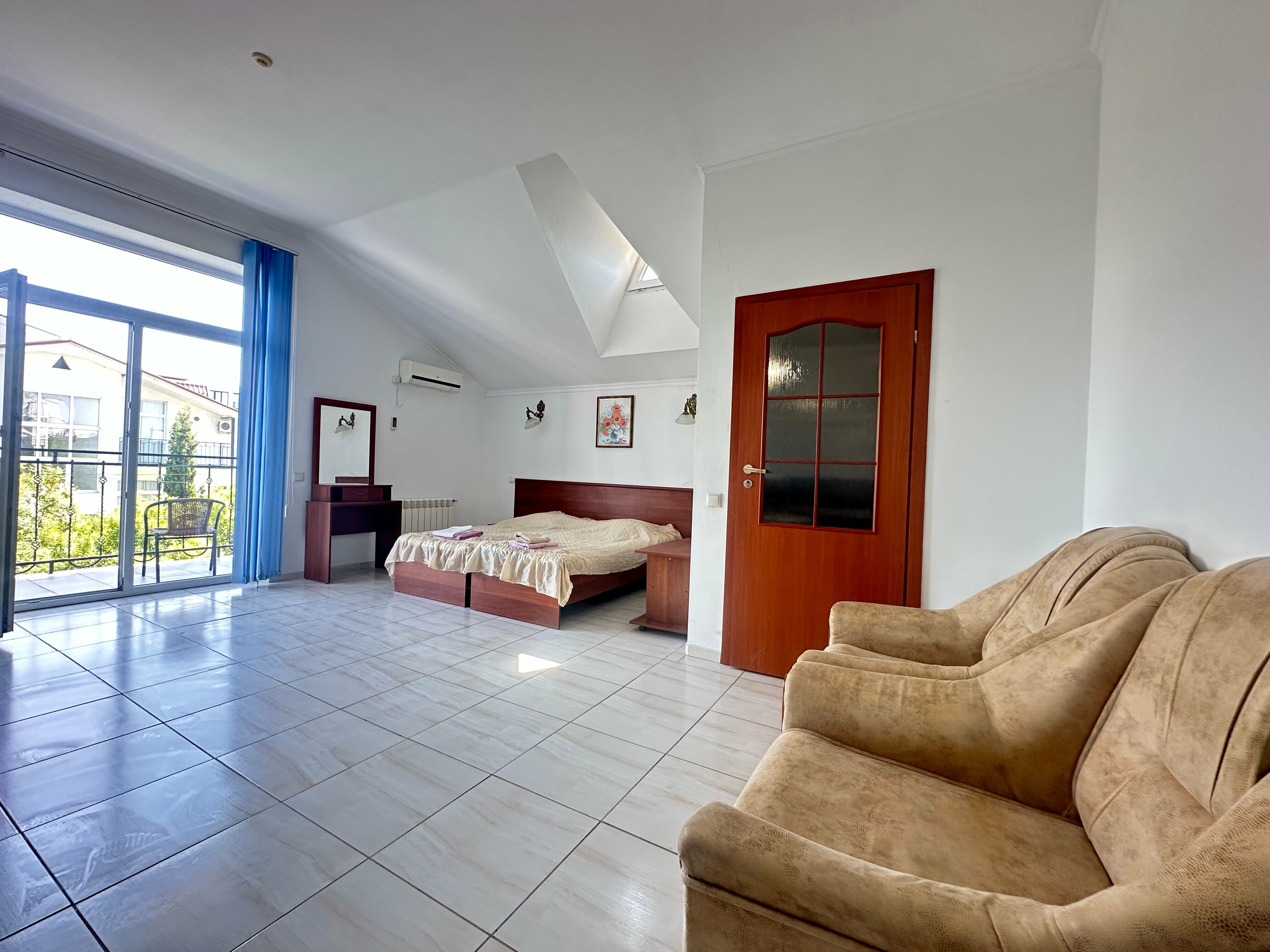 Трехместный номер с балконом