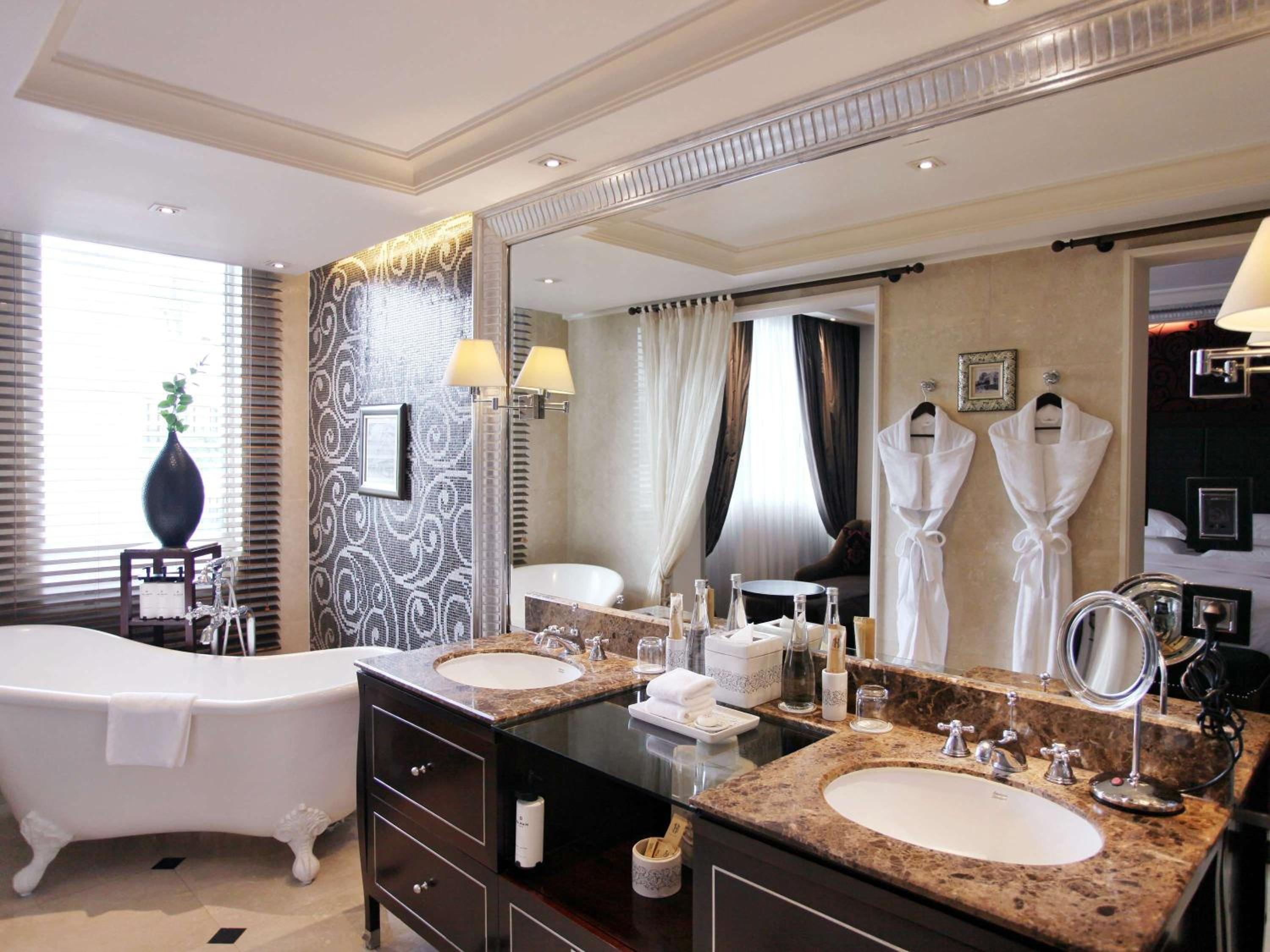 Opera Wing Grand Premium Room with King Bed and Club Lounge Benefits