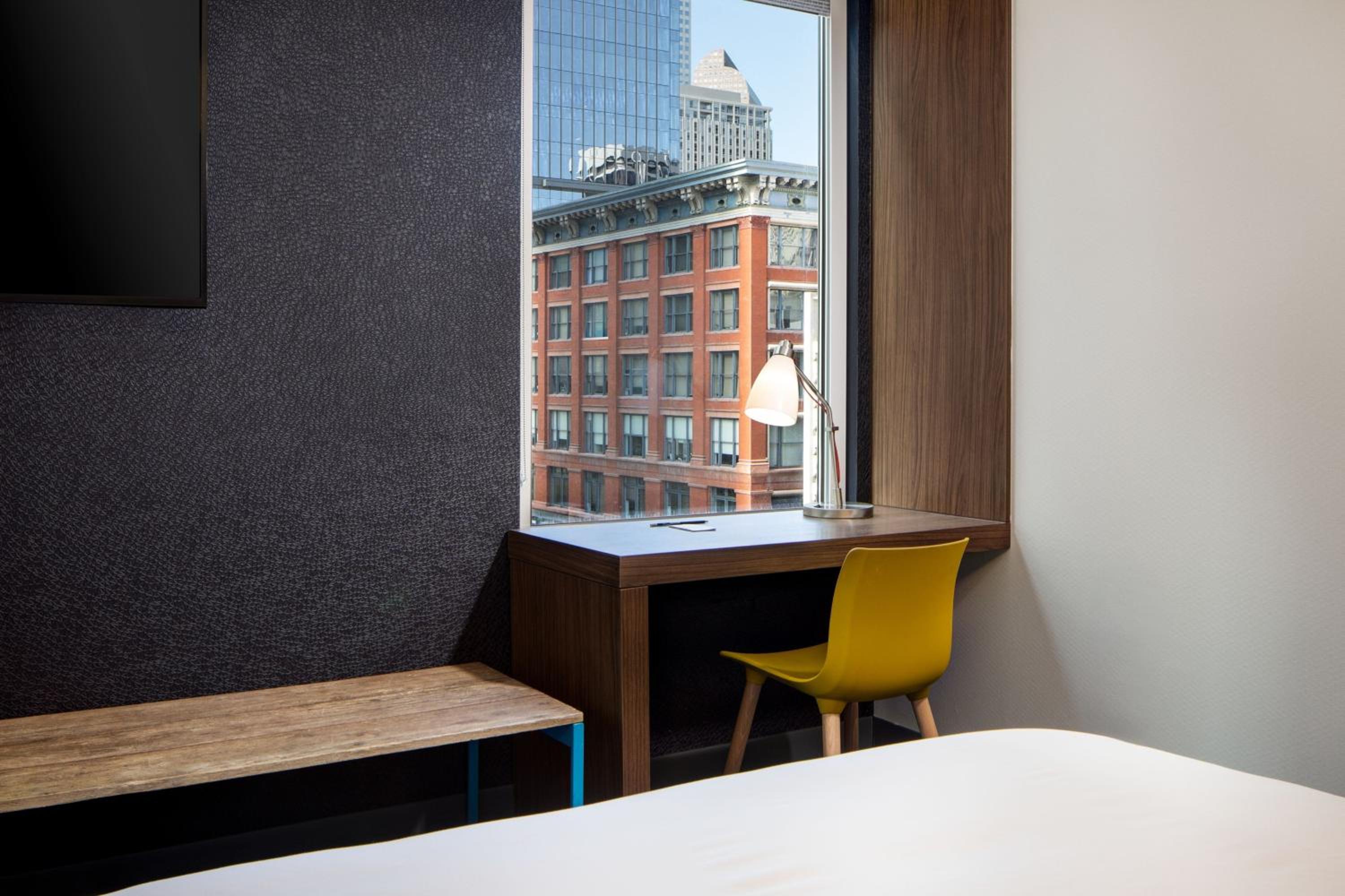 Savvy Corner Room, Guest room, 1 King, City view