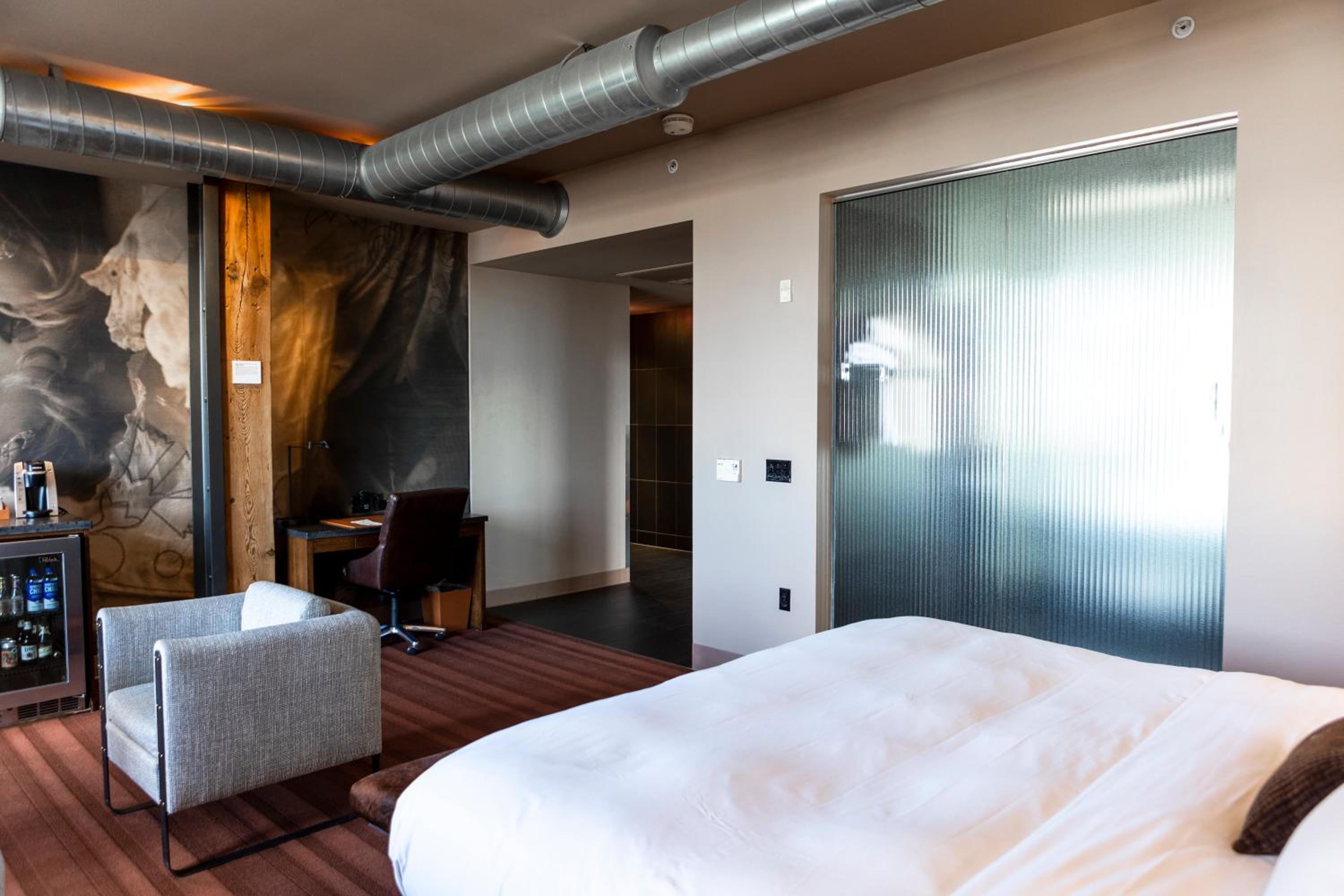 Corner Alcove Room