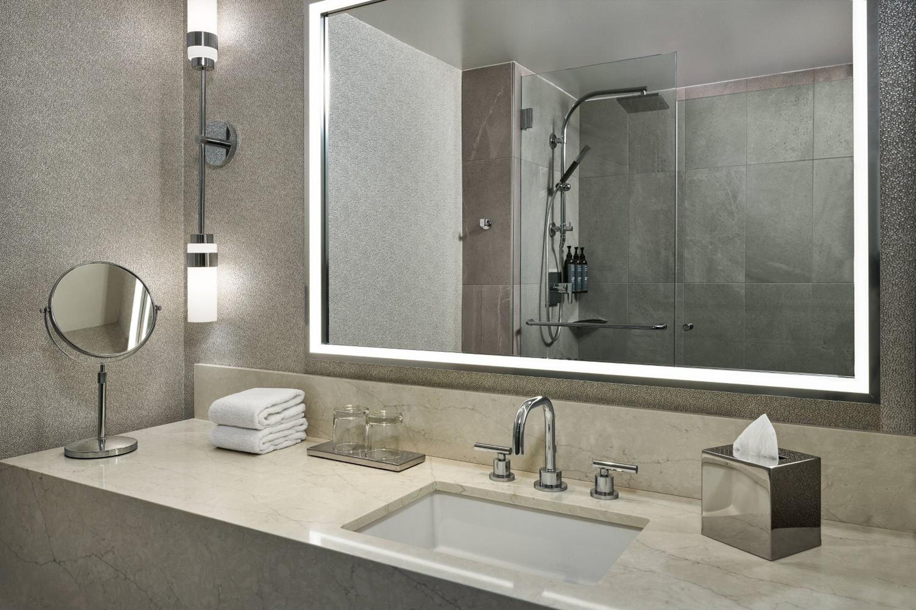 Deluxe View, Guest room, 1 King, City view