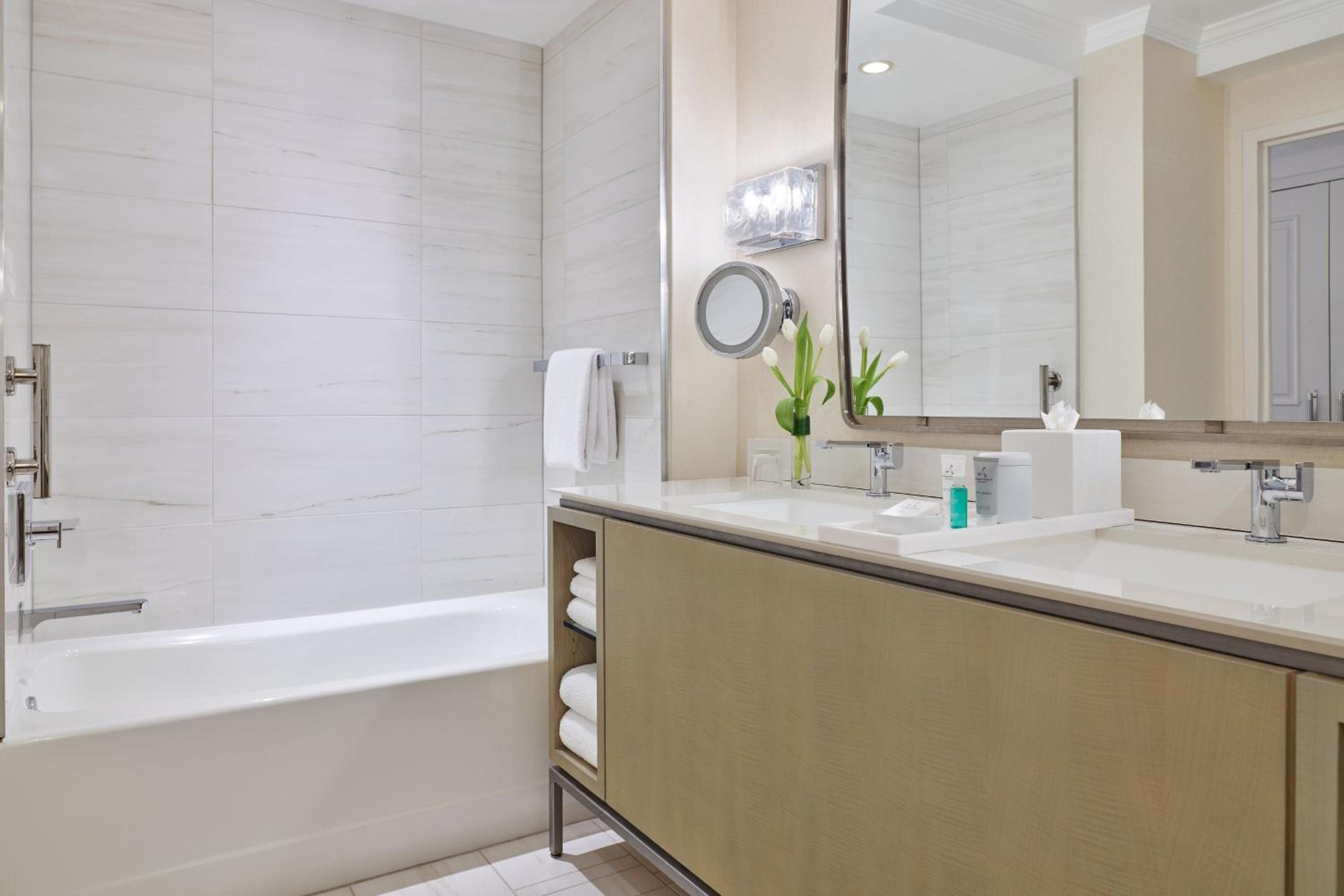 Deluxe King Room with Courtyard View