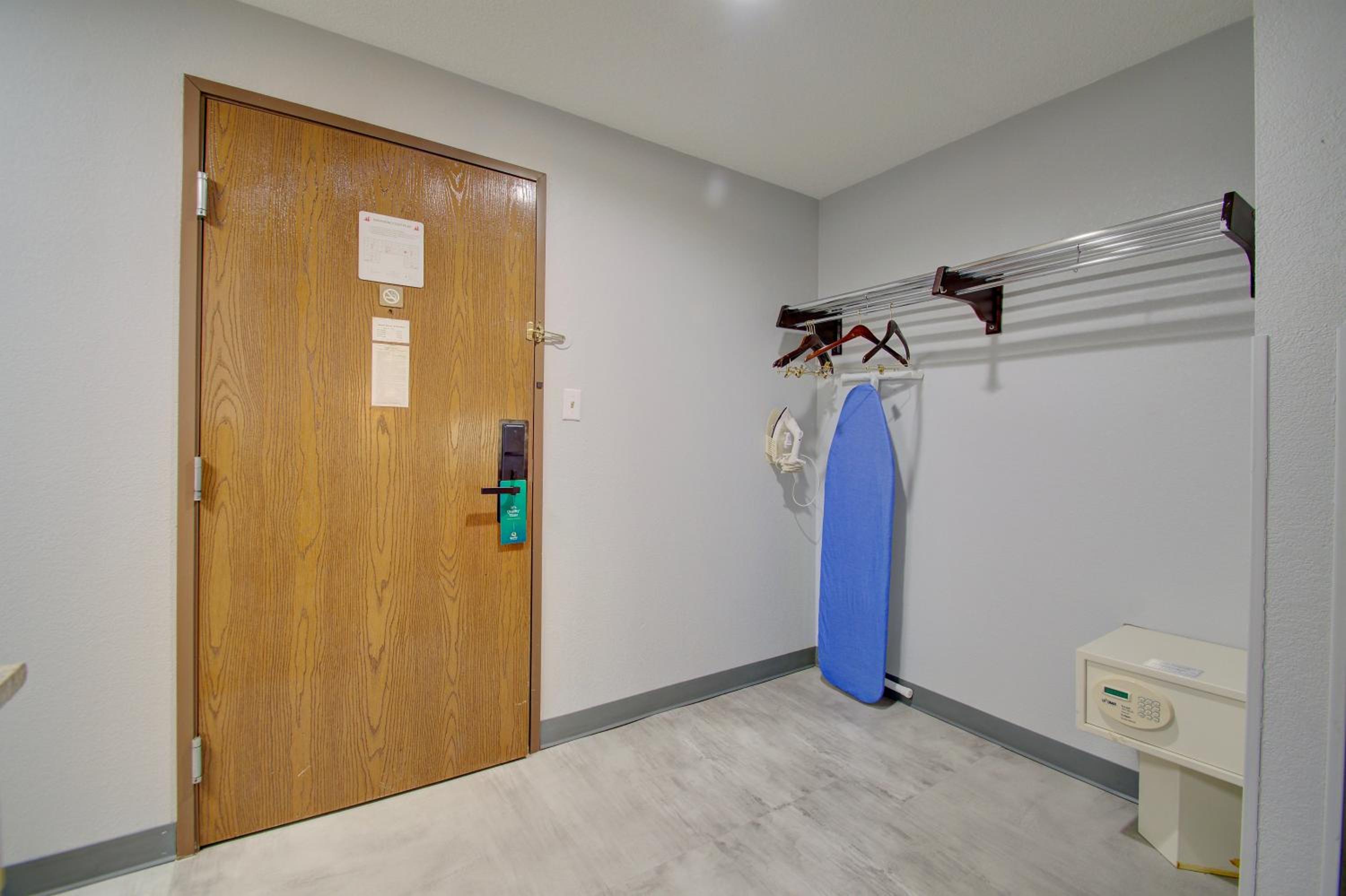 Large King Suite with Sofa bed - Non Smoking