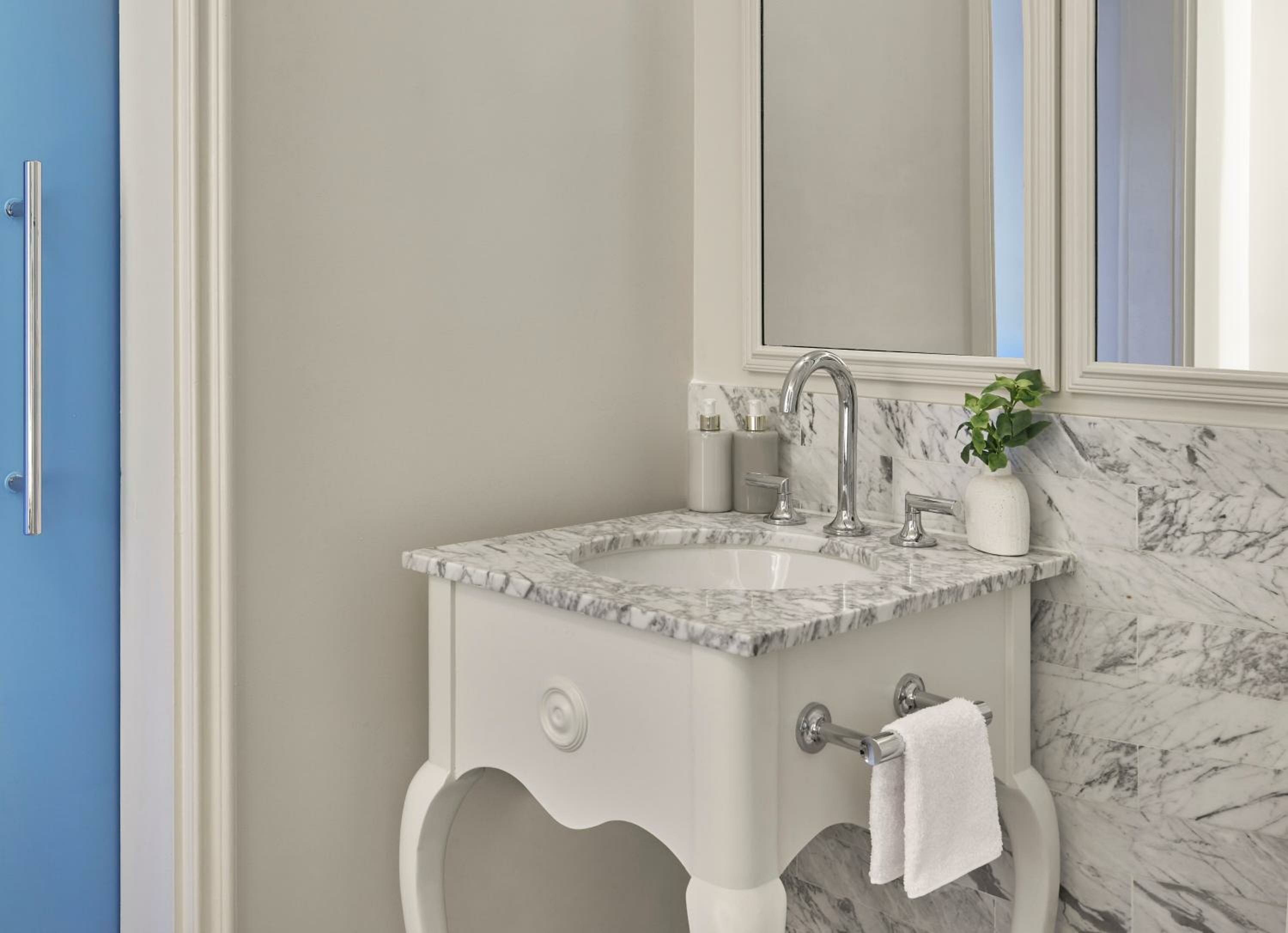 Mobility/Hearing Accessible Canary Jr Suite Partial Ocean King, Roll-In Shower