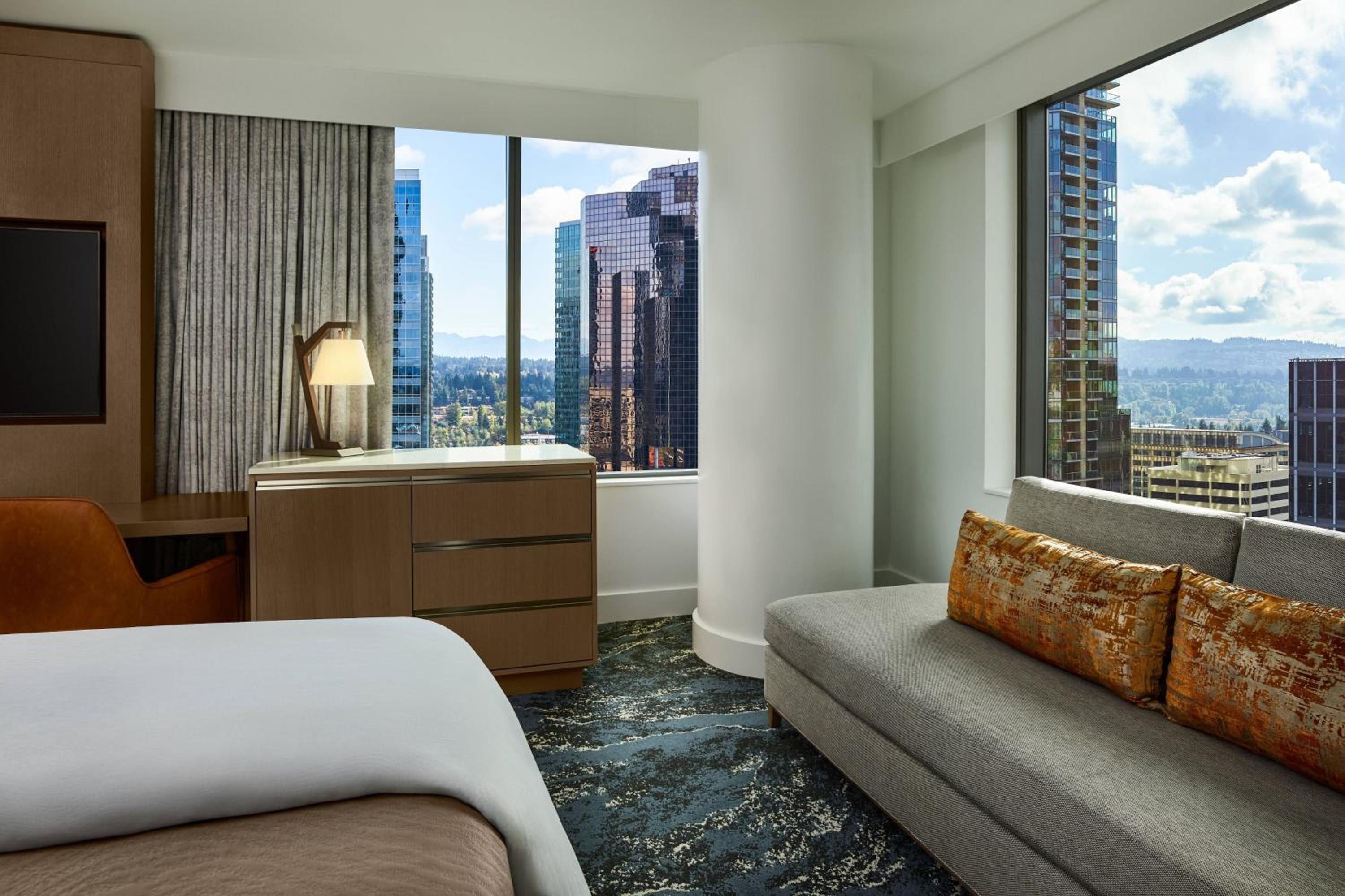 Deluxe View, Guest room, 1 King, City view