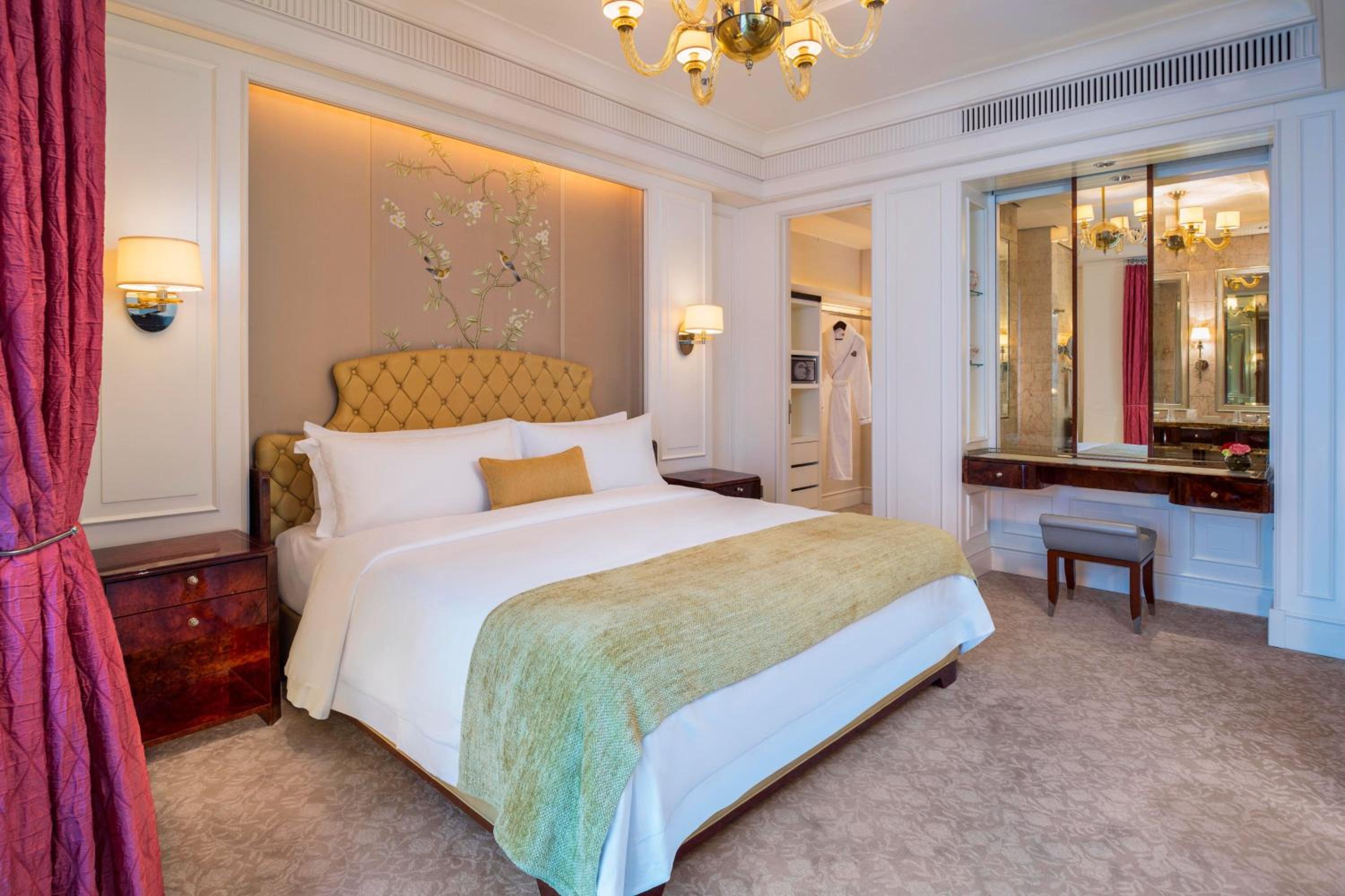 Caroline Astor, Suite, 1 King, Botanical Garden View