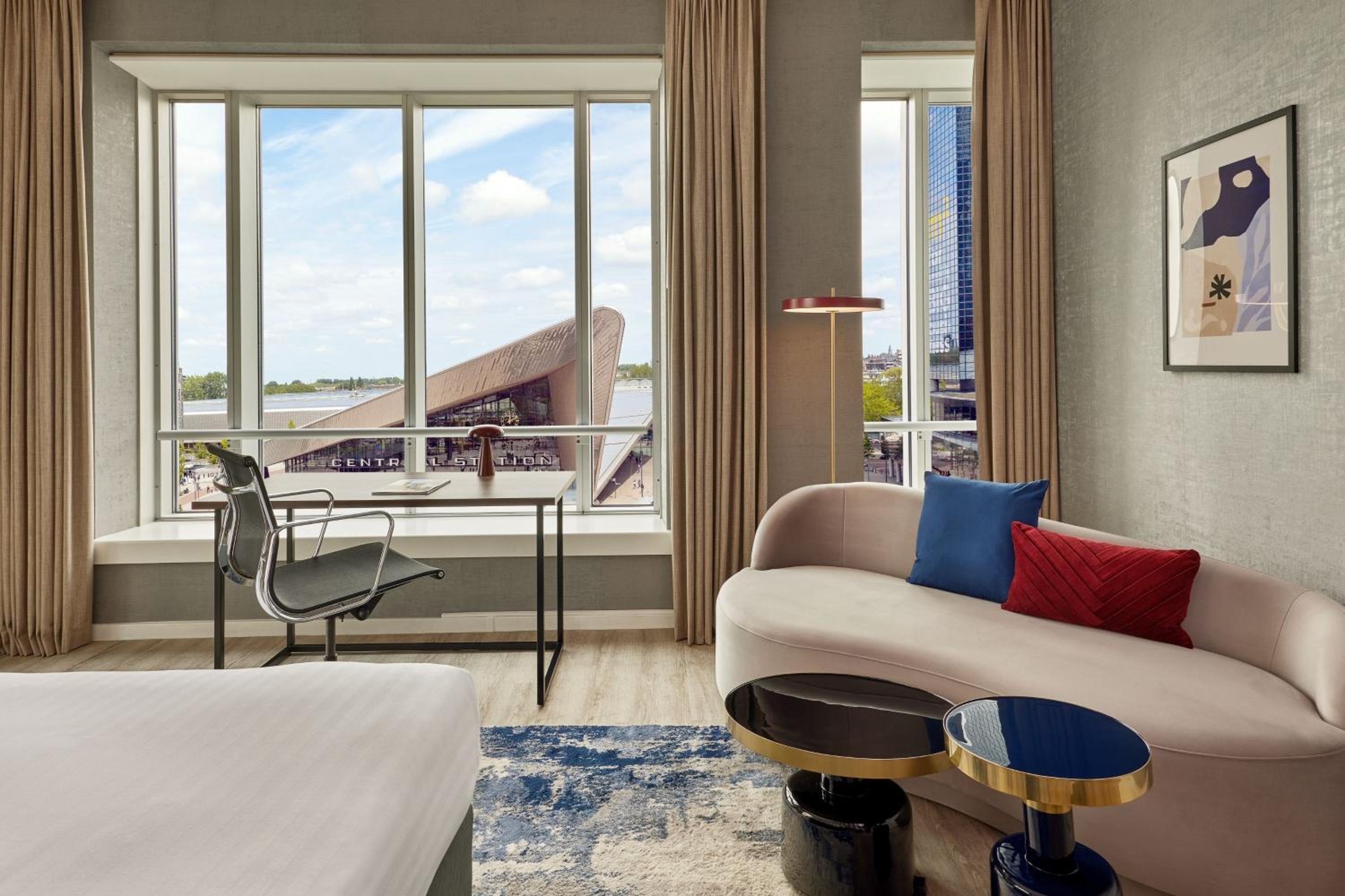 Junior King Suite with M Club Lounge Access