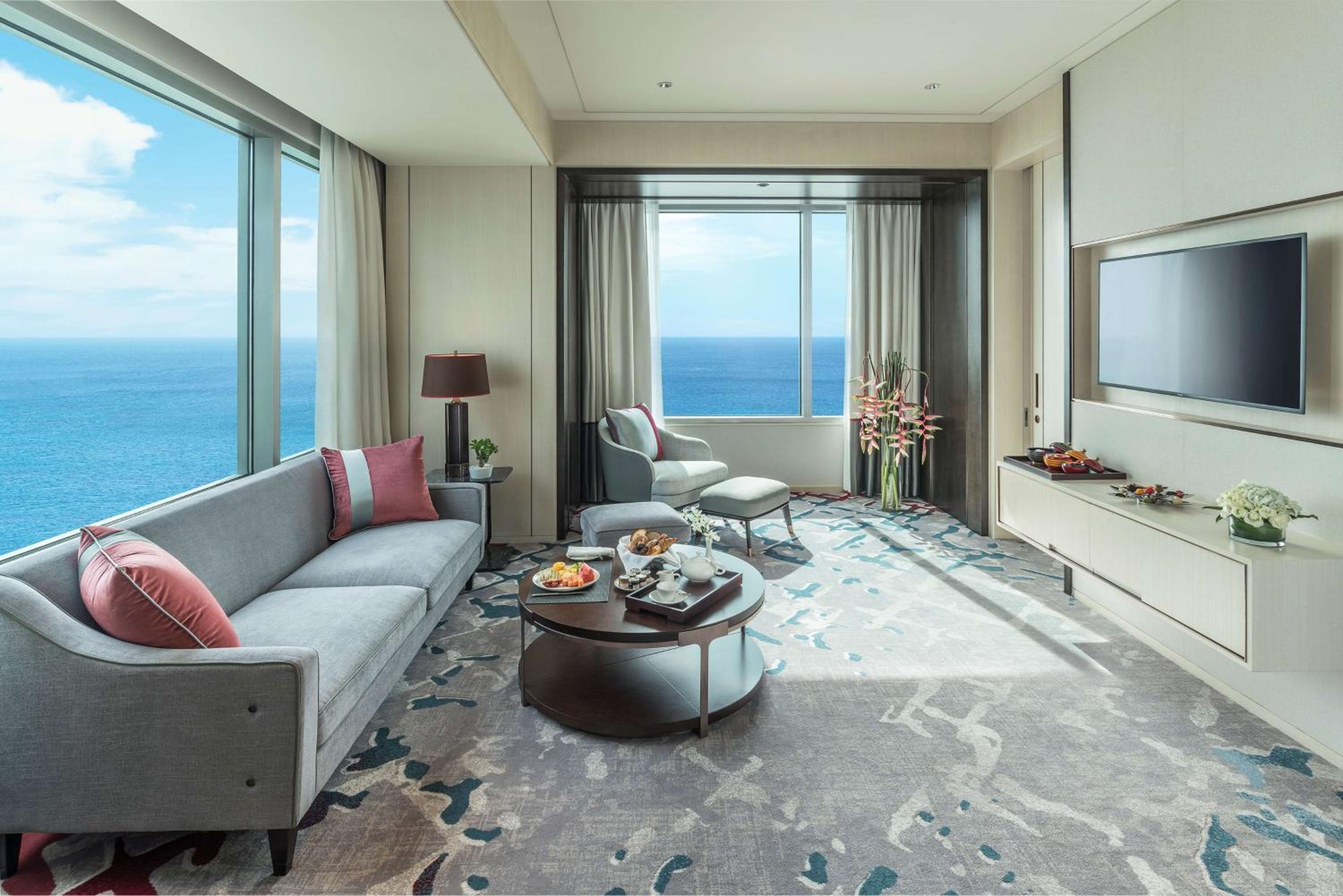 Executive Suite - Lounge Access on 32nd floor including daily breakfast, complimentary daily high tea, happy hour, and canapés.