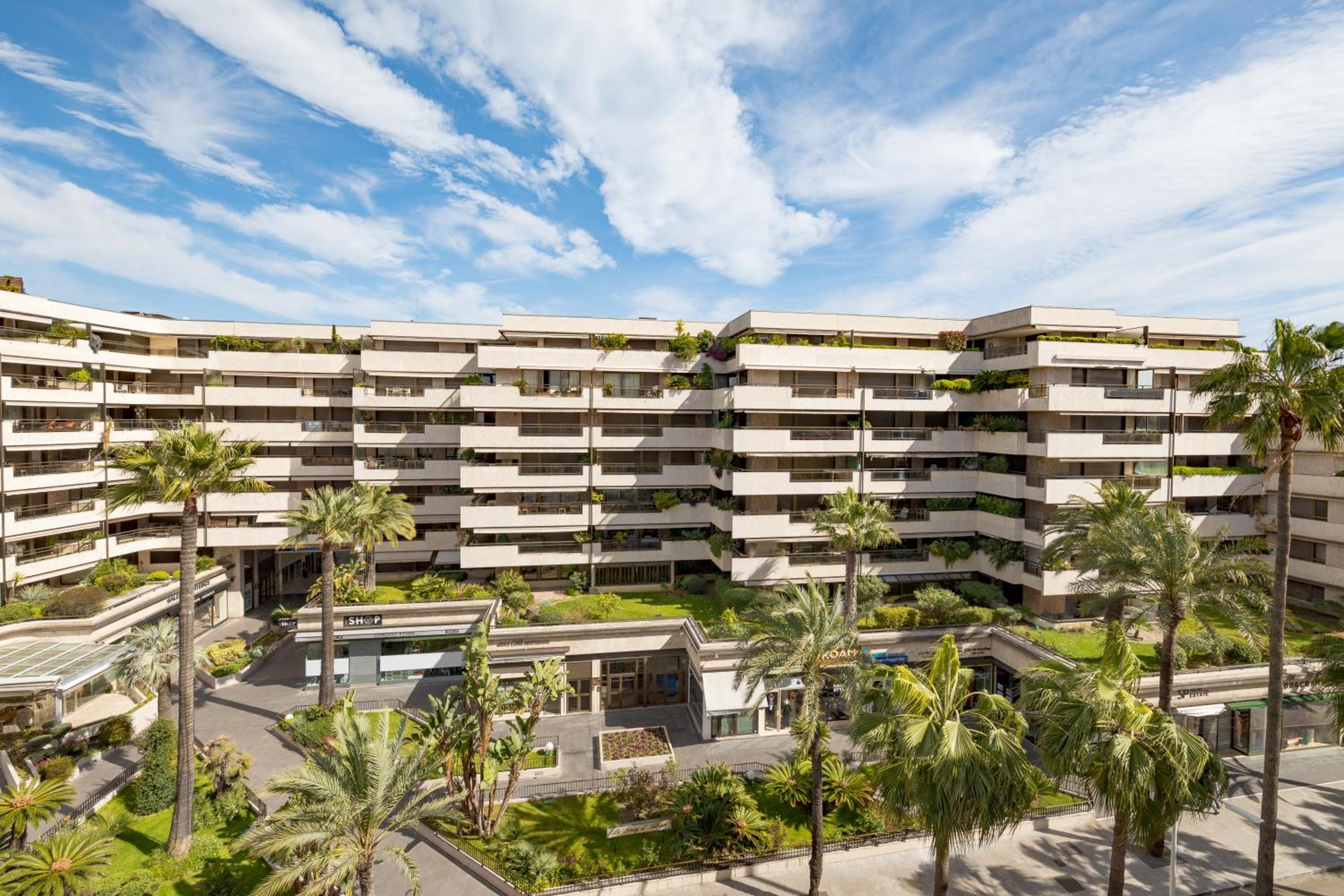 Deluxe  Room City View 