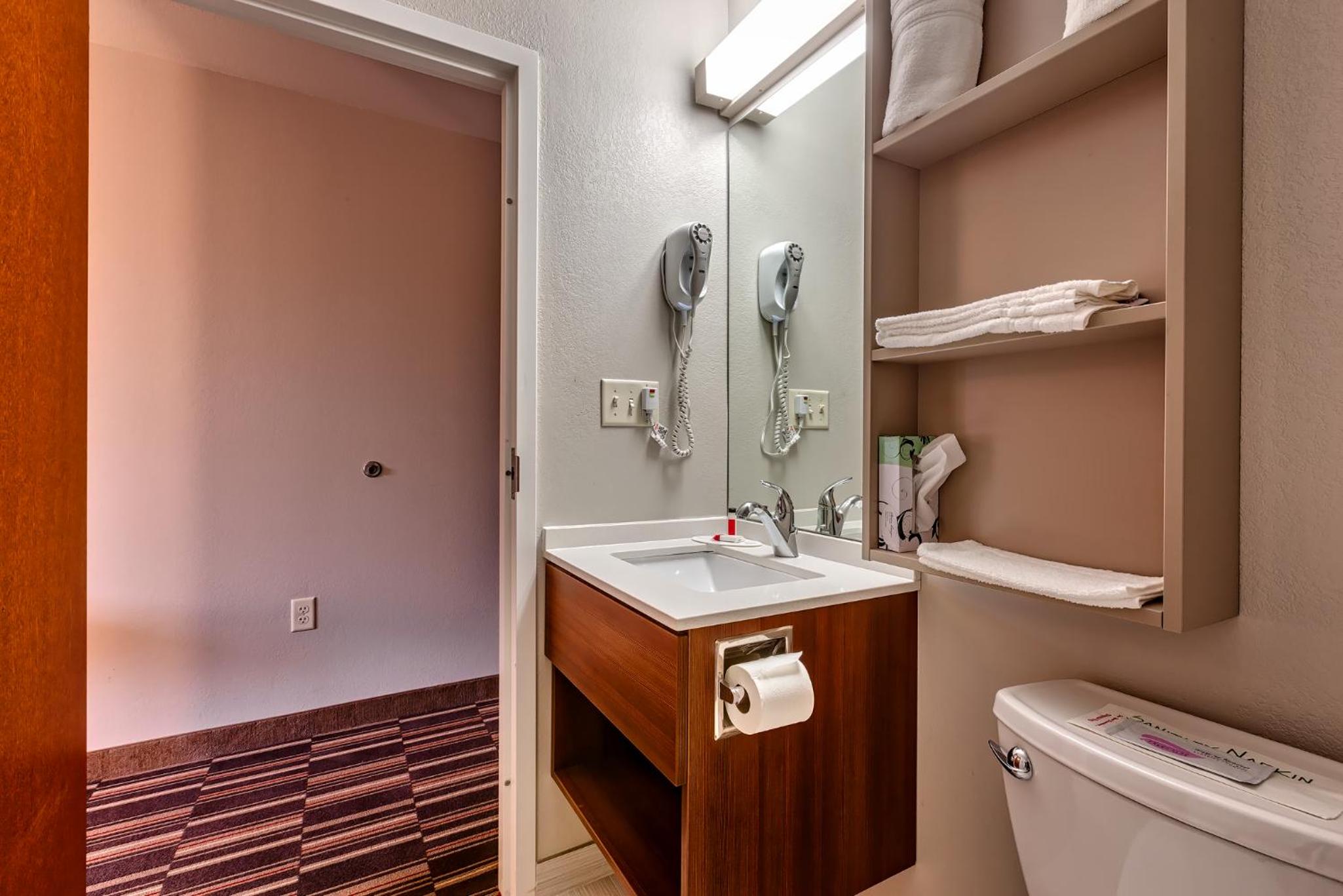 Queen Studio Suite with Mobility Access and Tub with Grab Bar, Non-Smoking