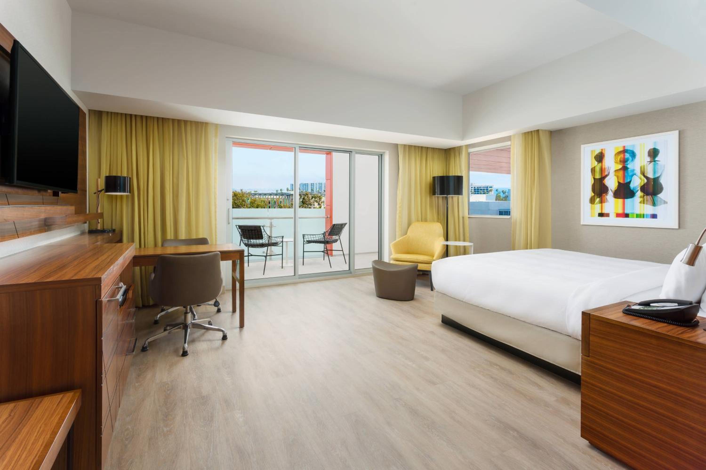 King Studio with Balcony - Mobility/Hearing Accessible with Roll-In Shower