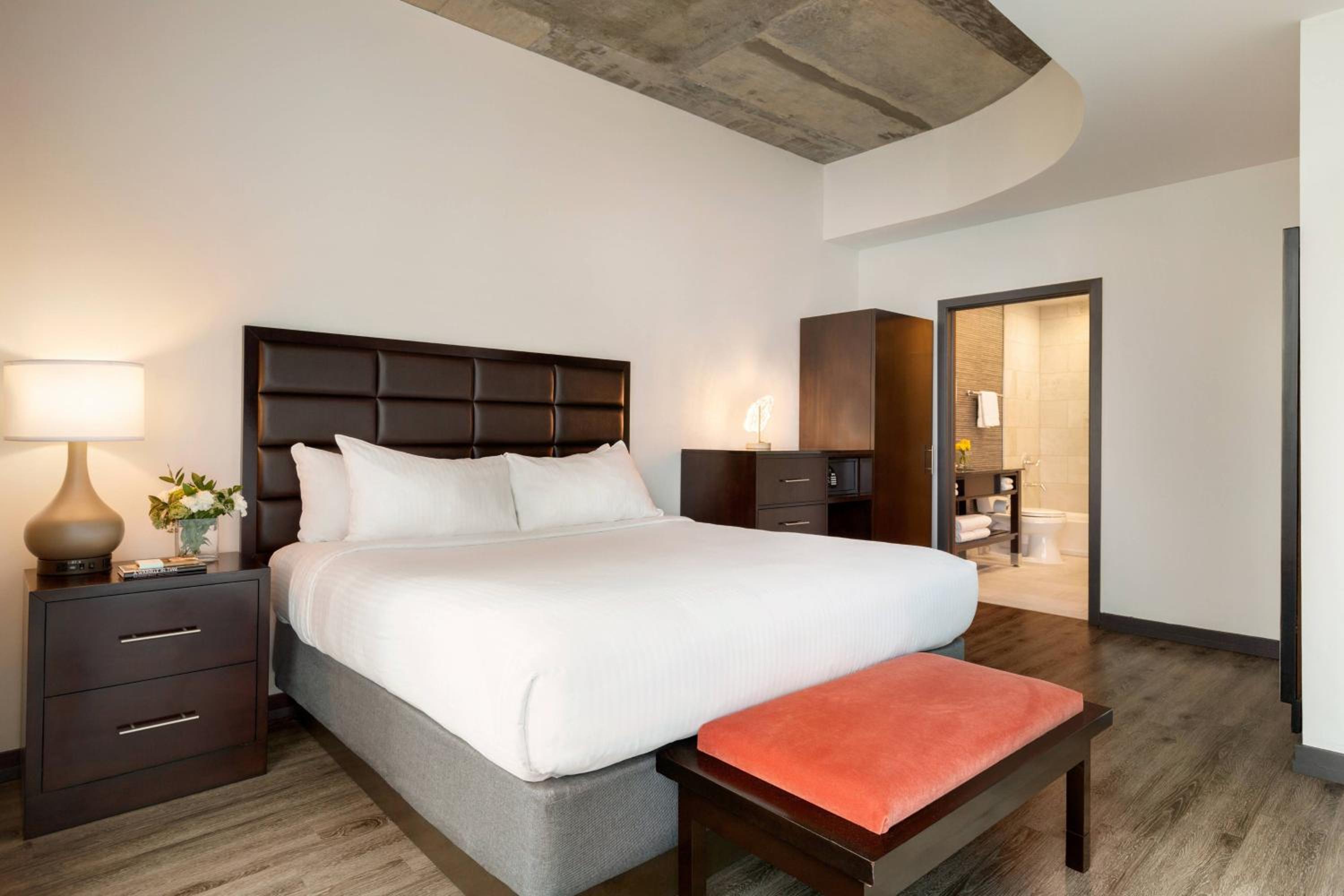 One-Bedroom King Suite