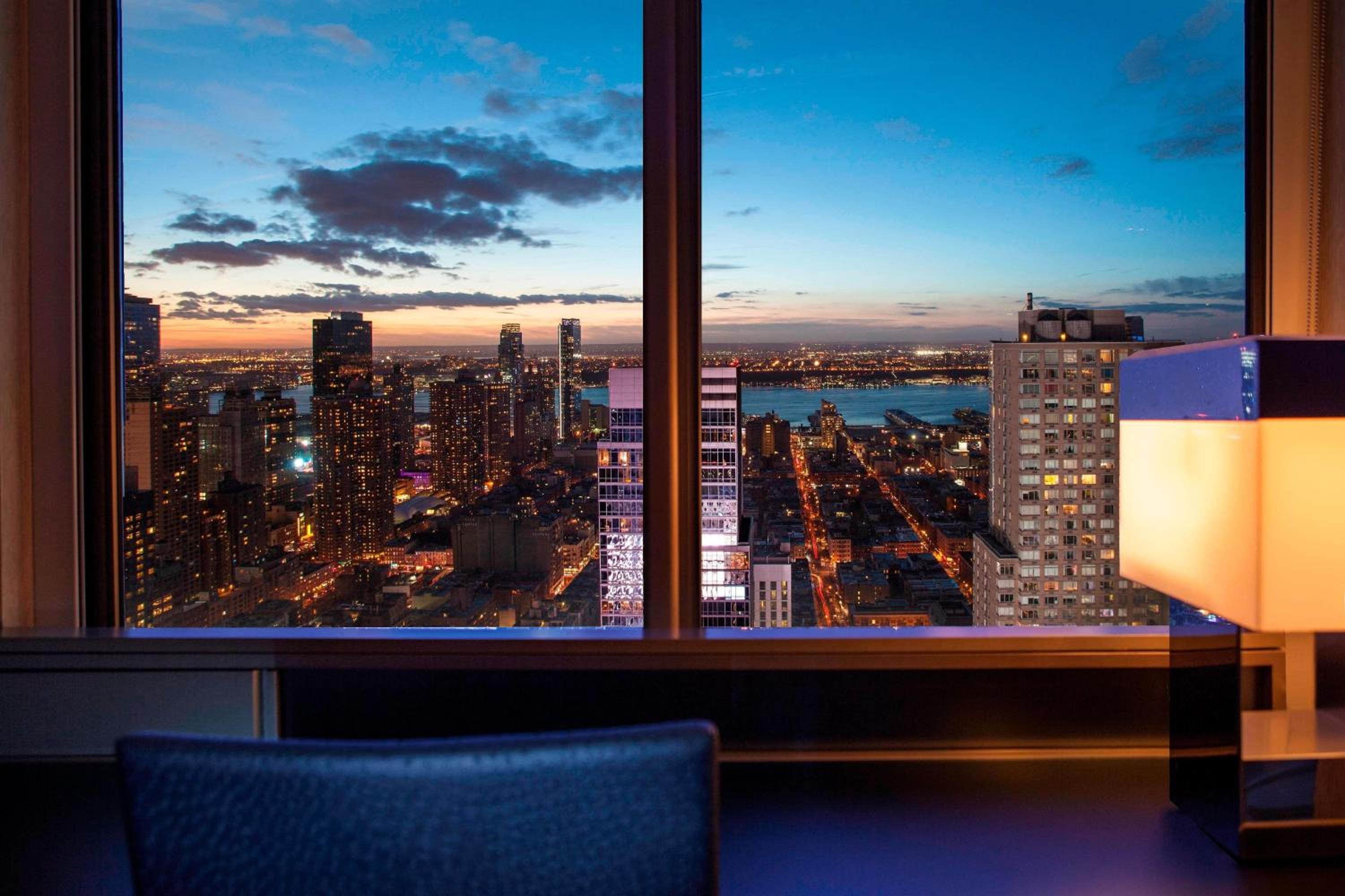 Cool Corner Room, 1 King, Hudson River view