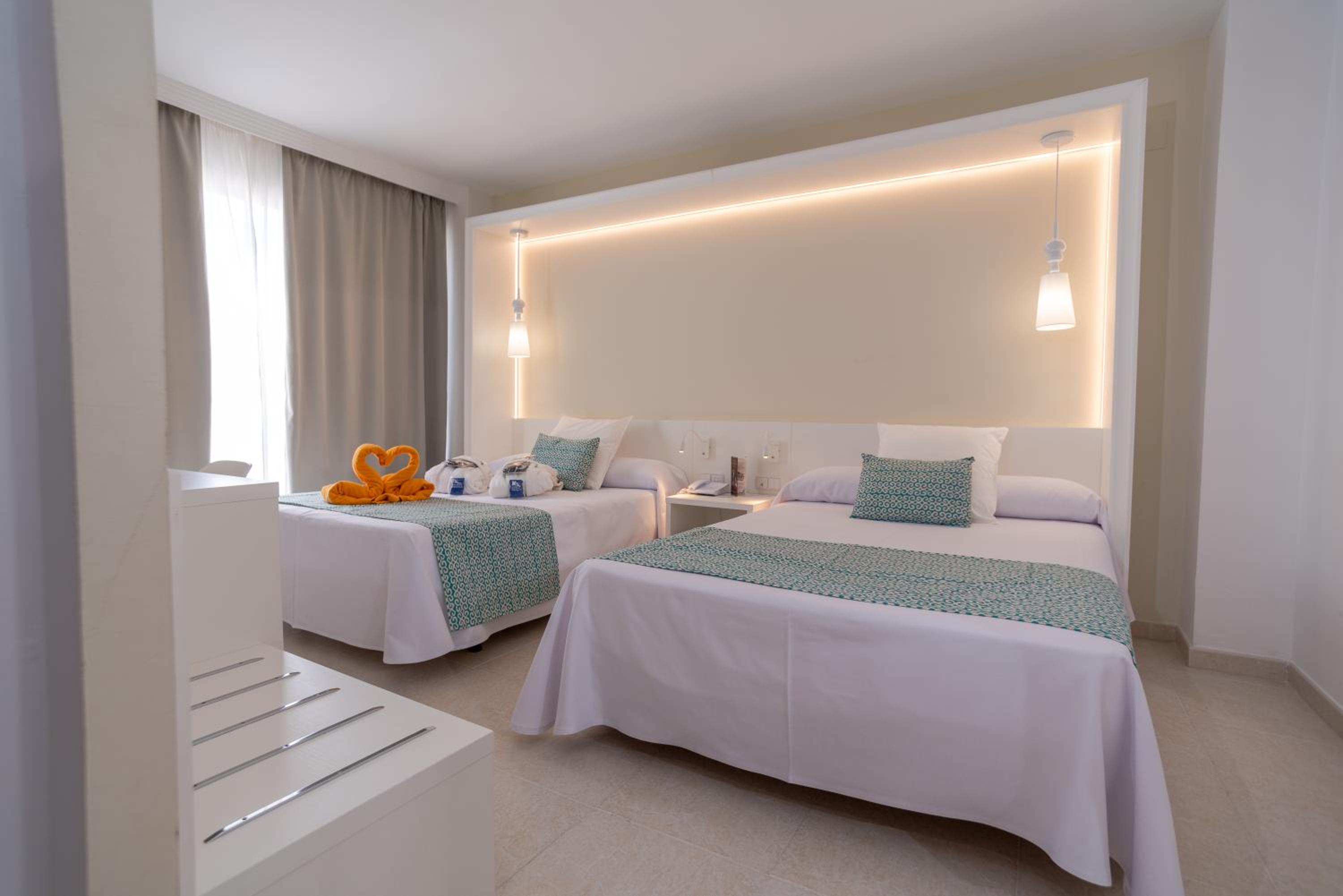  Family Room (3 Adults + 1 Child)