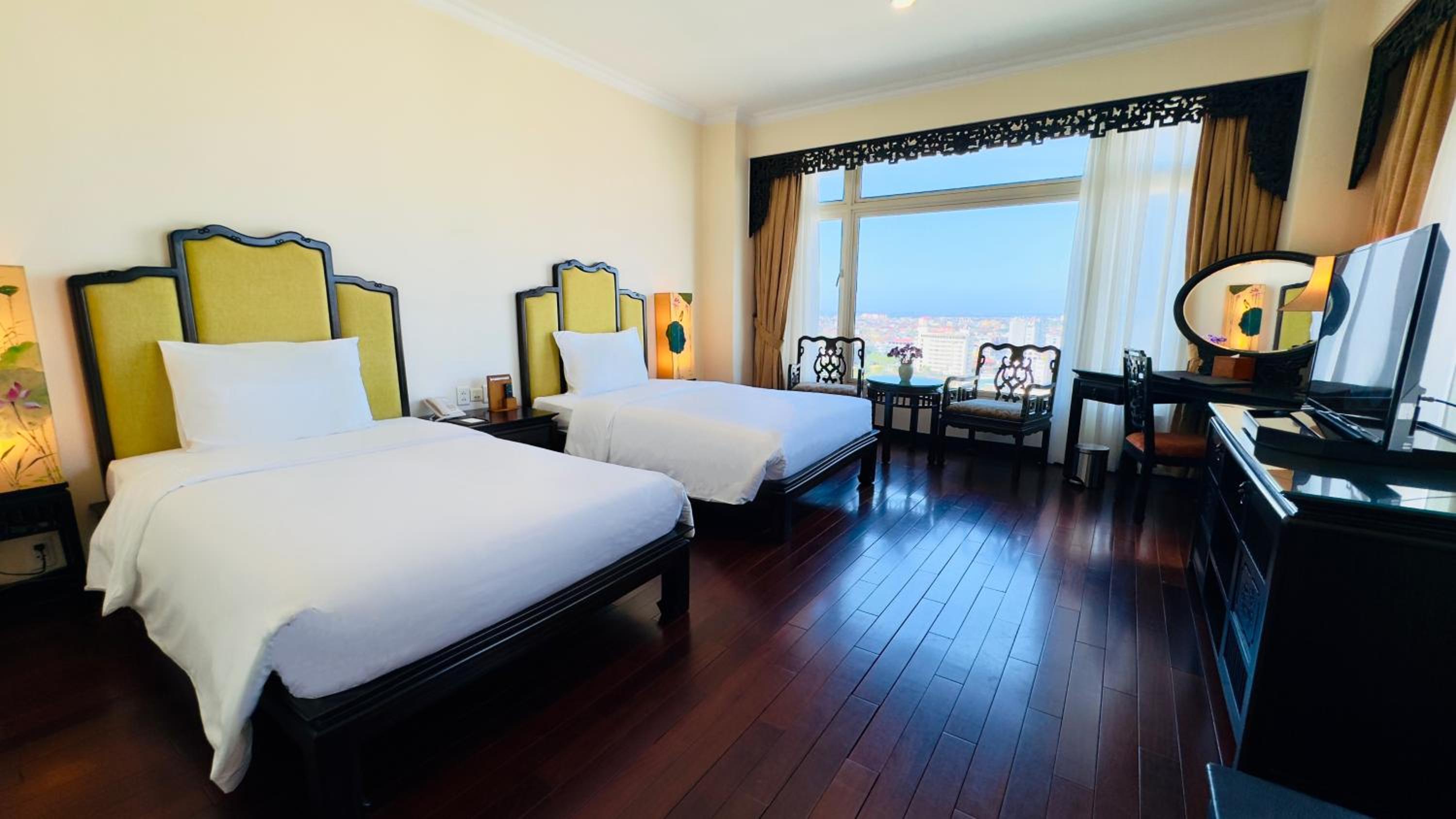 Deluxe Twin City View