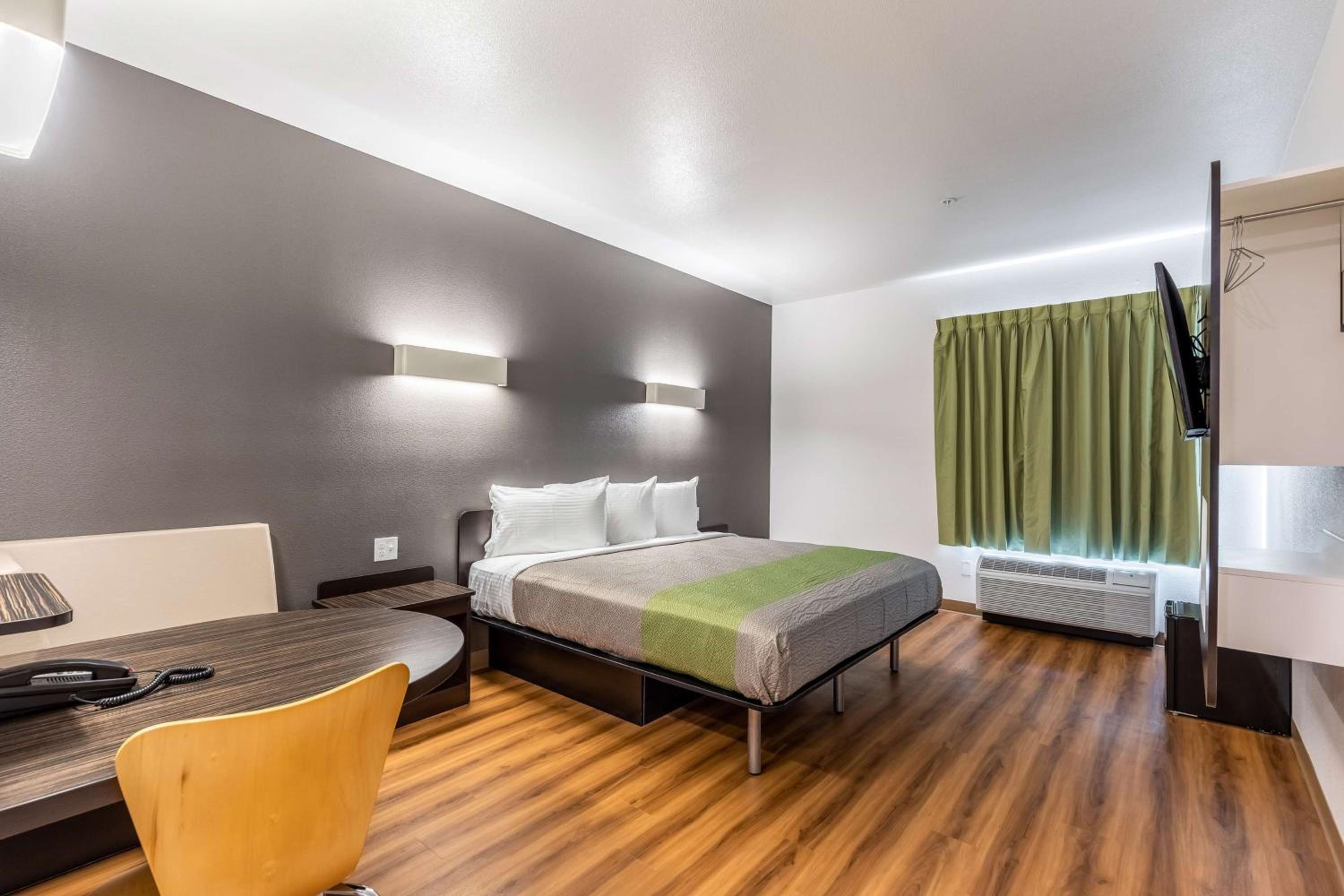 Deluxe King Room - Non-Smoking