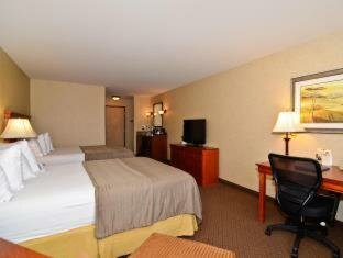 Queen Room with Two Queen Beds and Roll-In Shower - Mobility Accessible