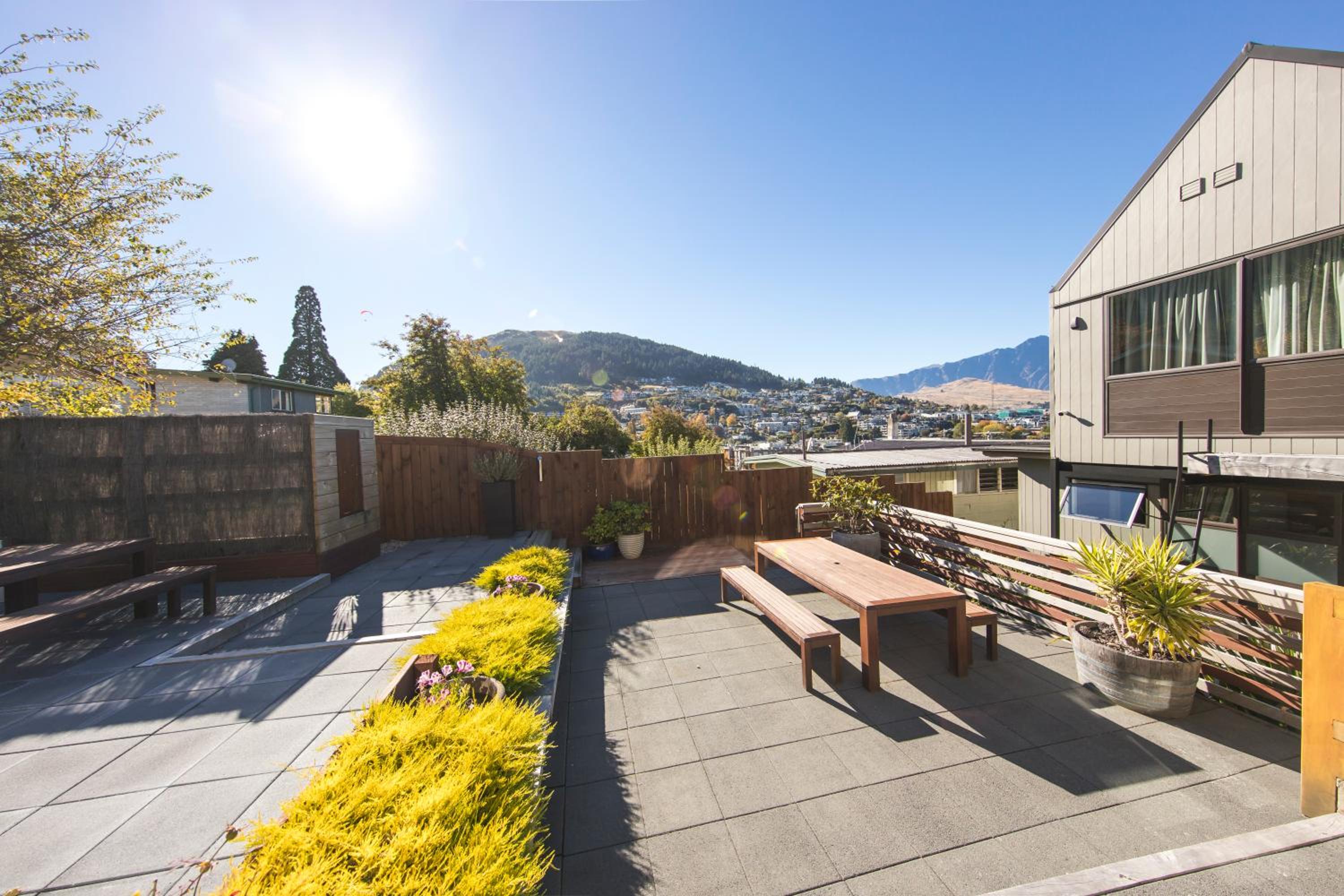 Apartment with Mountain View