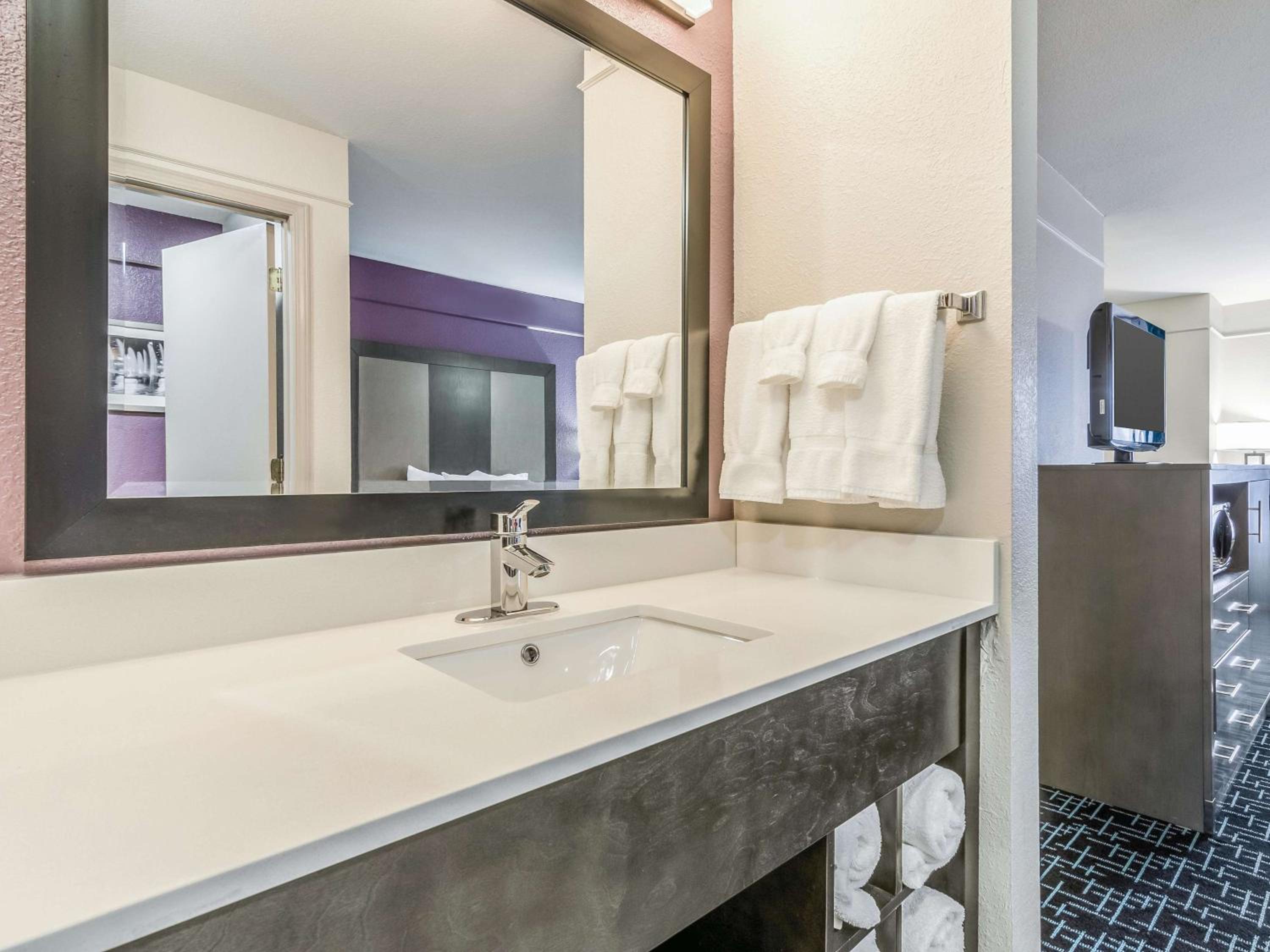 1 King Bed, Deluxe Studio Suite, Jetted Tub, Non-Smoking