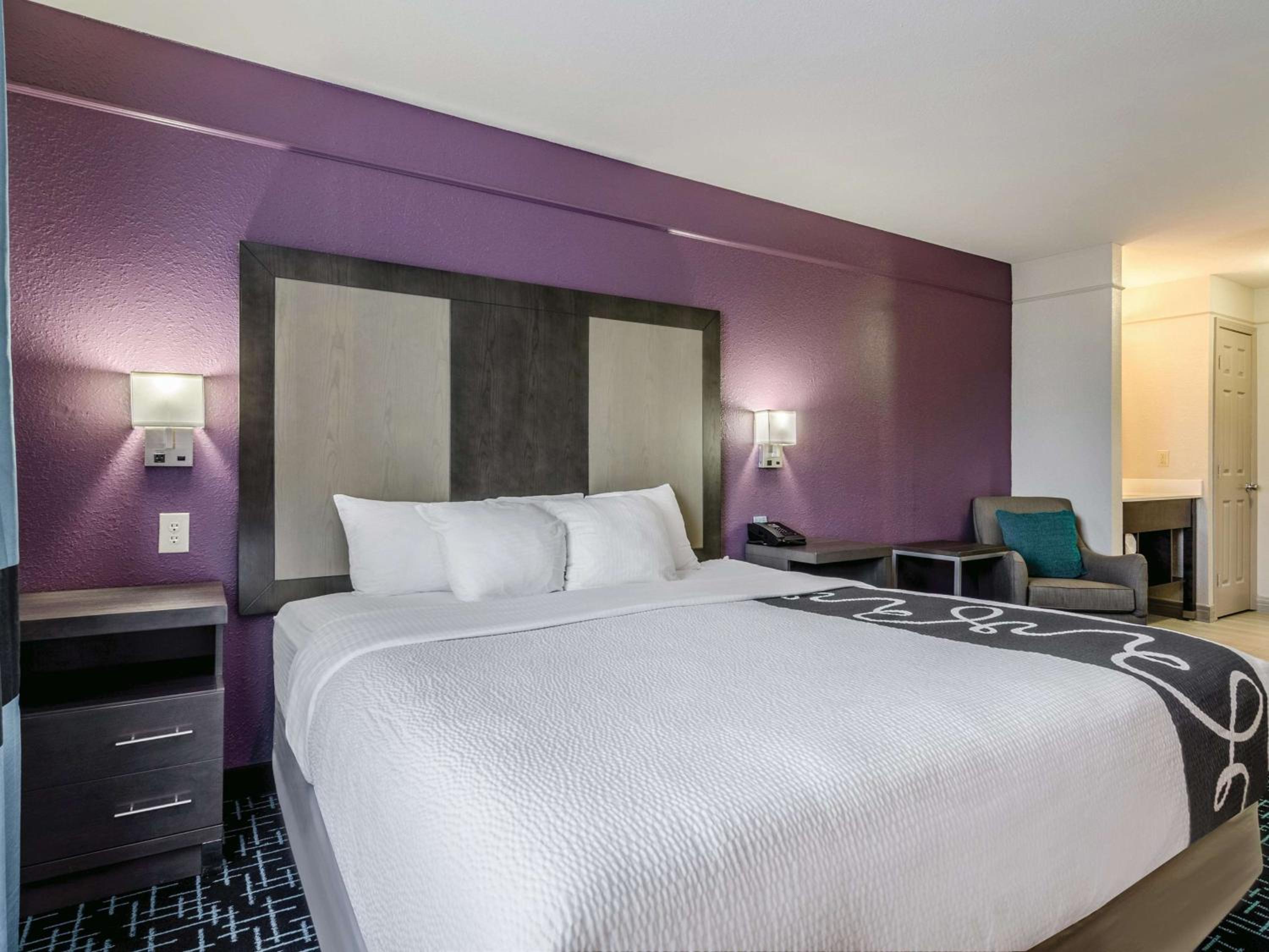 1 King Bed, Deluxe Studio Suite, Jetted Tub, Non-Smoking