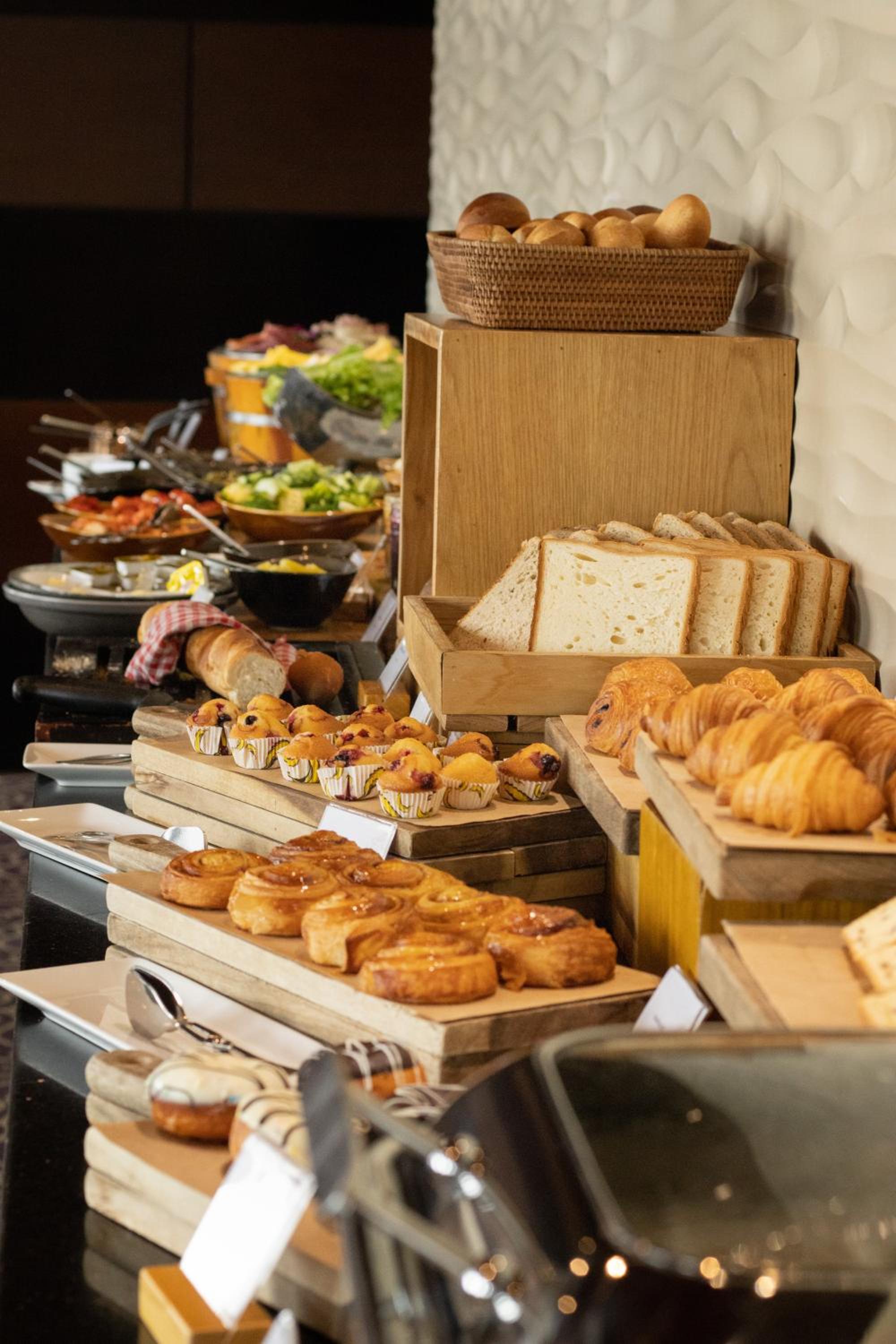 Deluxe Queen Room - High floor with Executive Lounge access