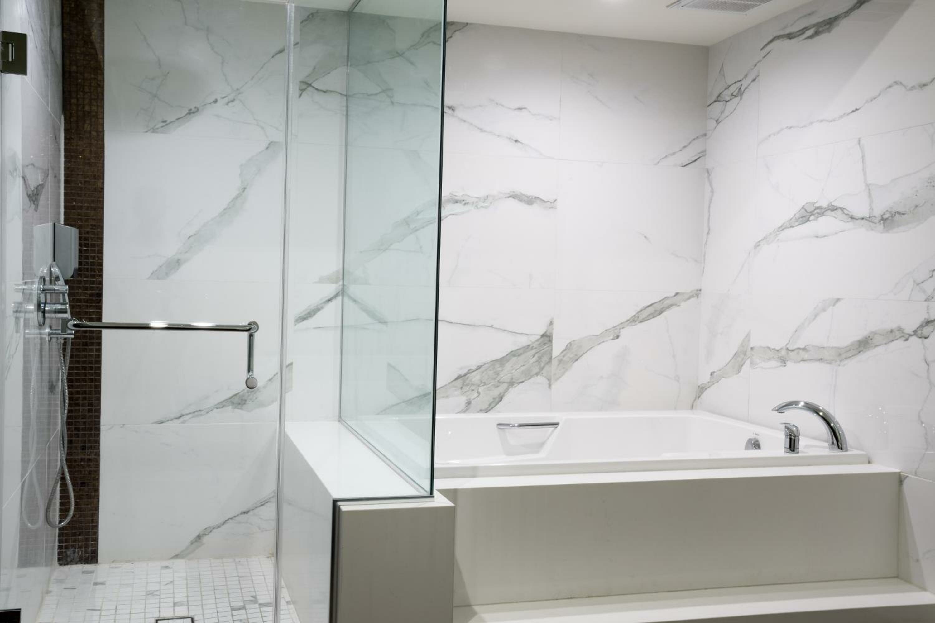 Romantic Suite, 1 King Bed, Jetted Tub