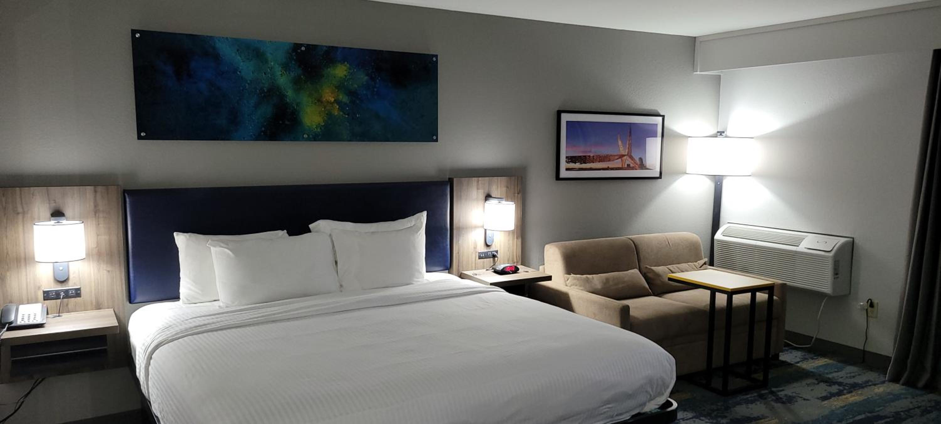 King Suite - Non Smoking/No Pets