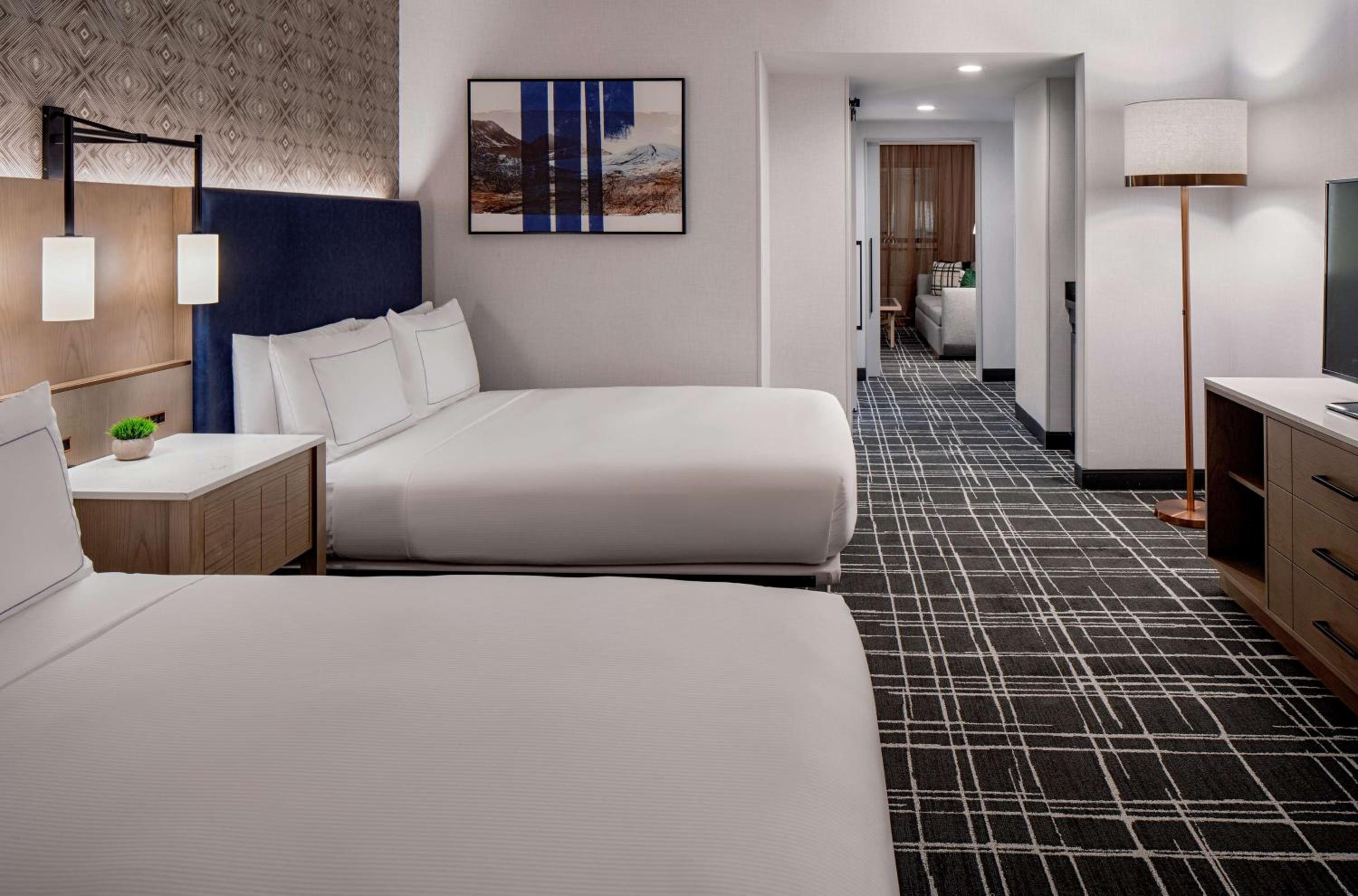 One-Bedroom Queen Suite with Bath Tub - Mobility Accessible