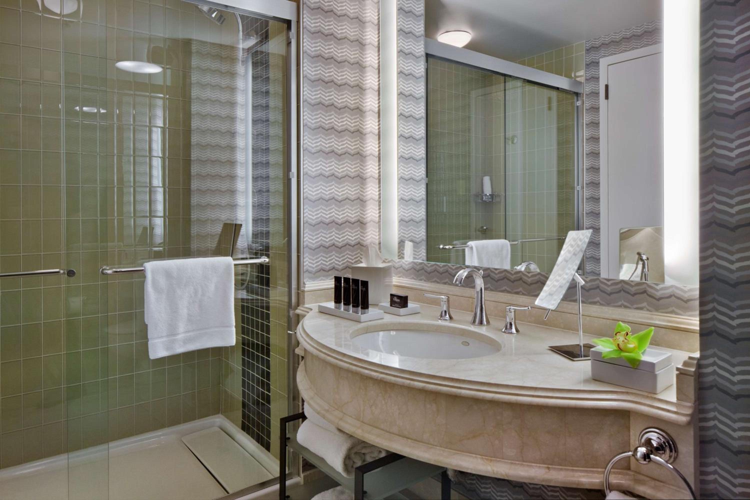 Deluxe King Suite - Hearing Accessible