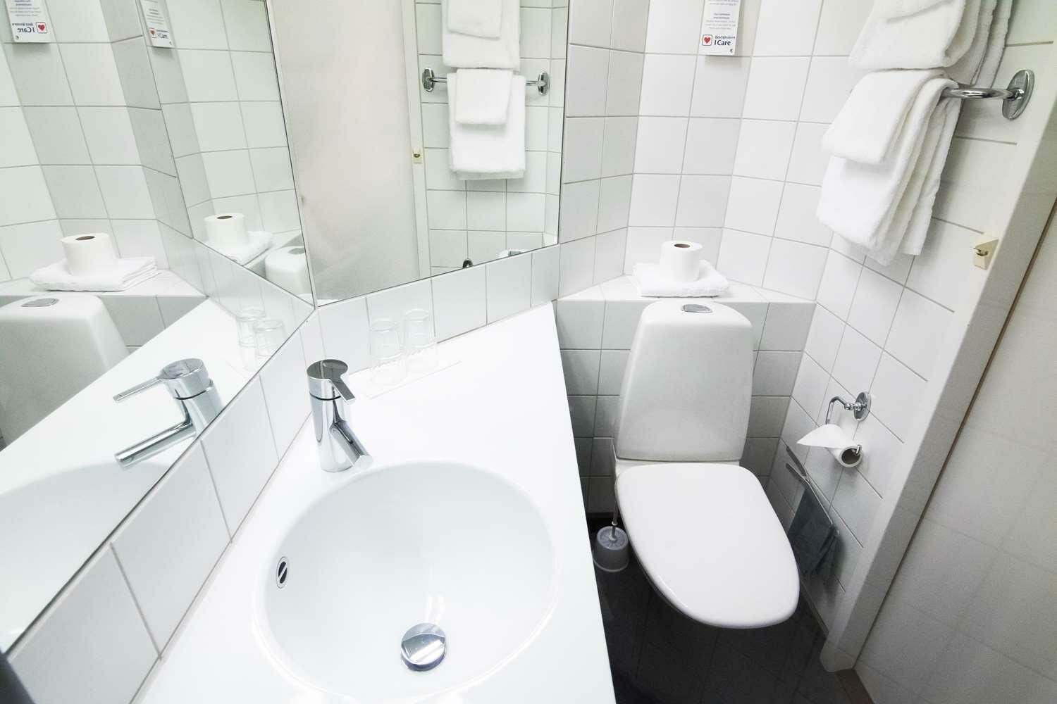 Standard Quadruple Room with Two Single Beds - Non-Smoking