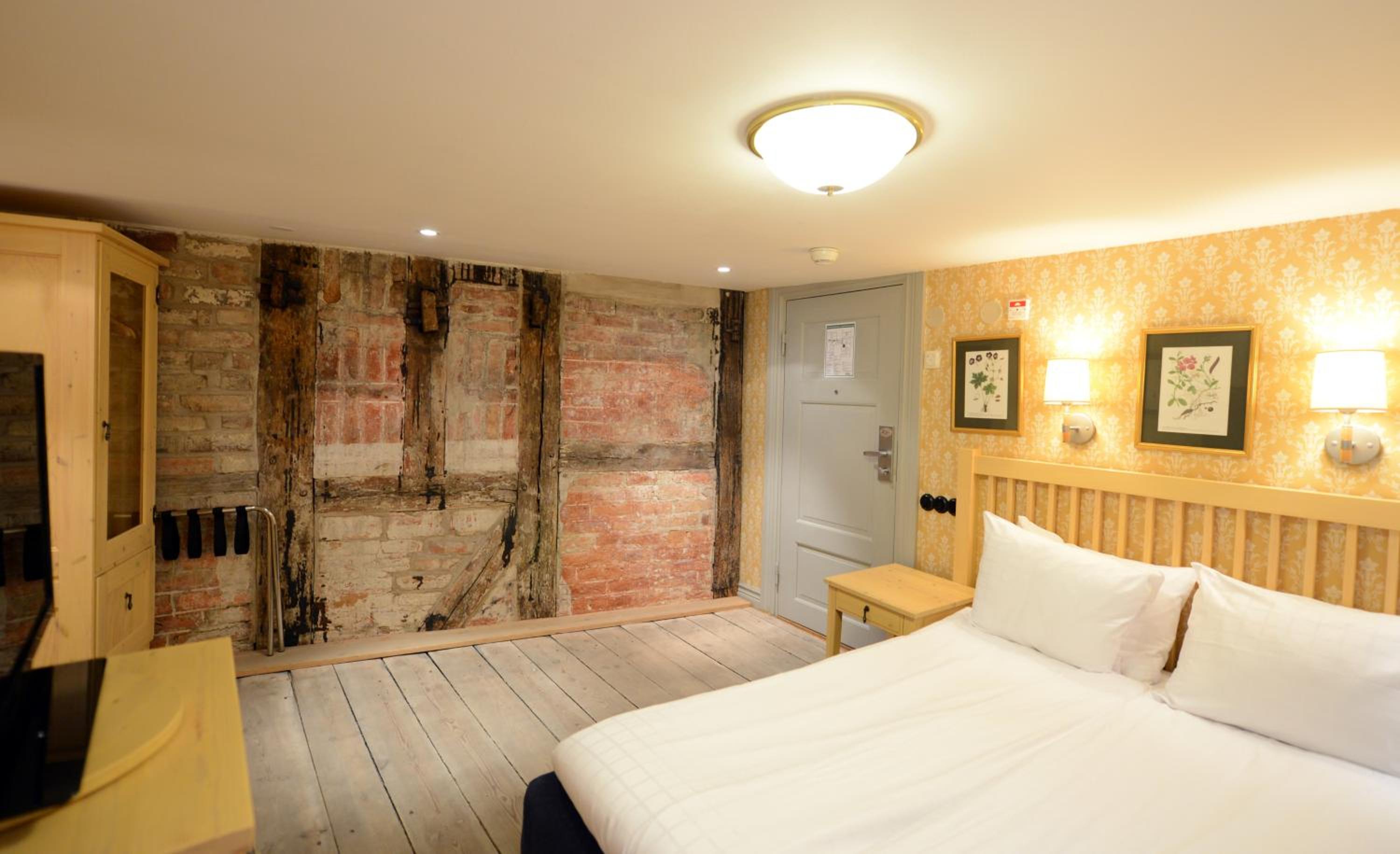 Suite with Two Single Beds