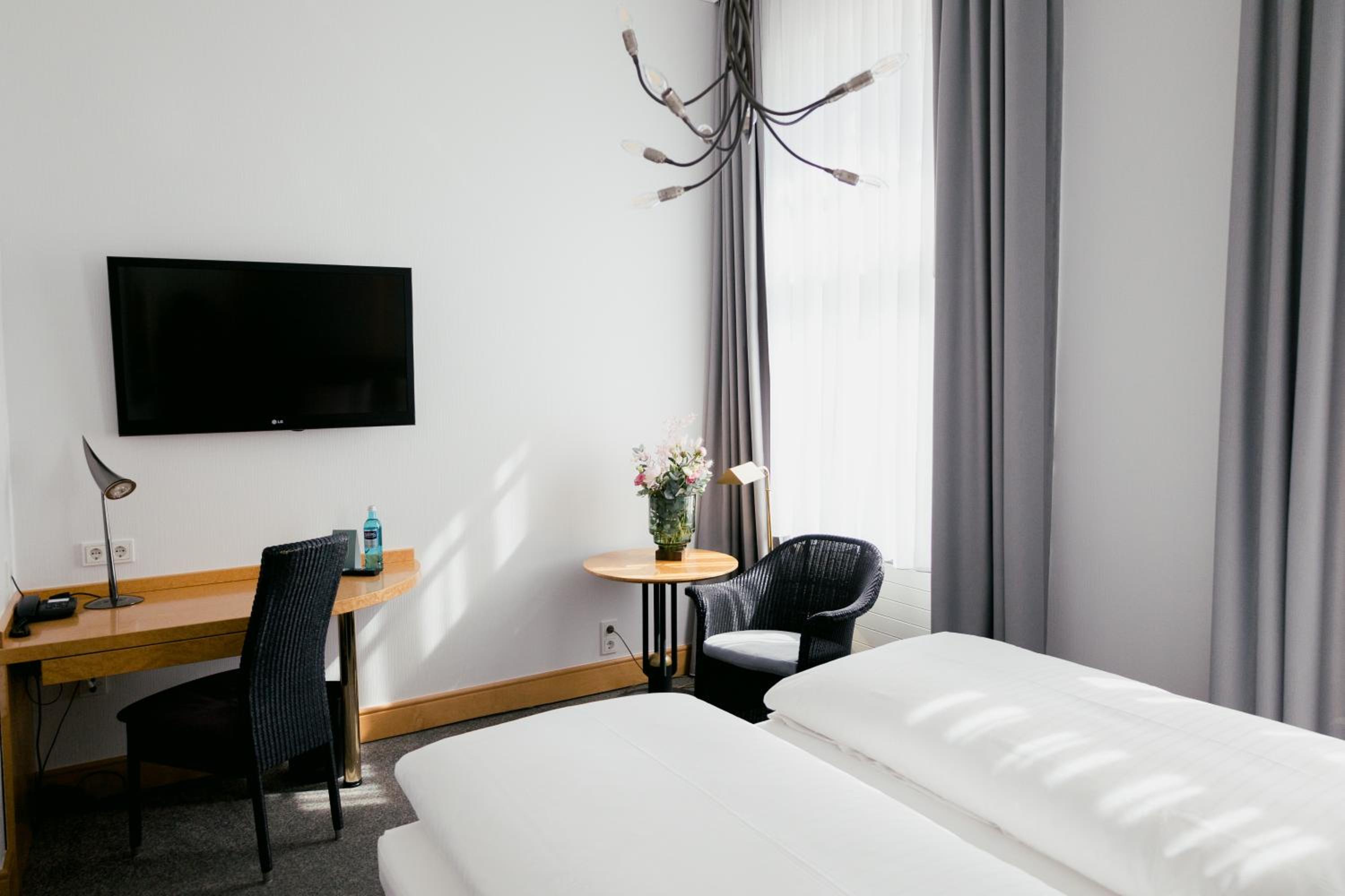 Standard Double Room (bed size 63 in)