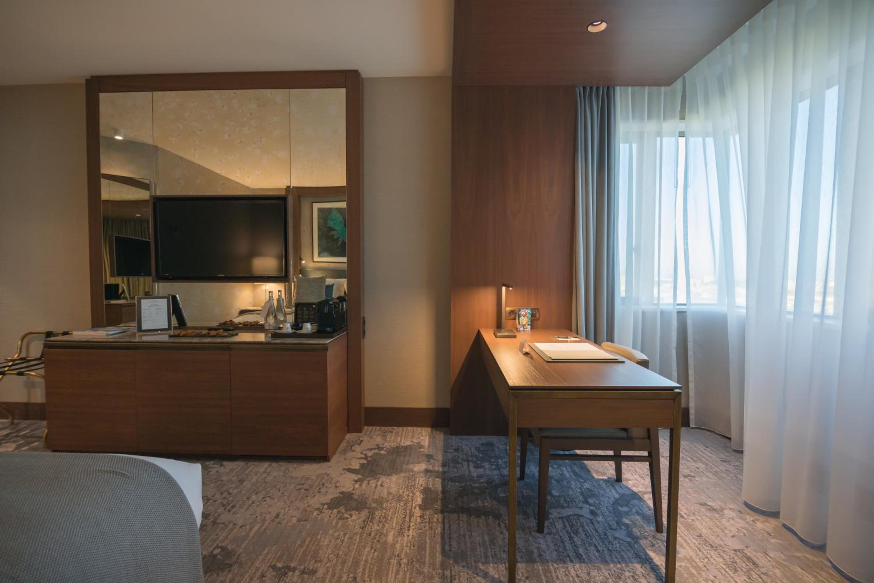 Classic Queen Room with River View