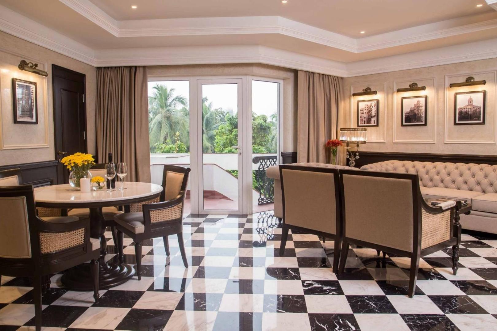 Grand Luxury Suite with One way Airport Transfers and Club Lounge access