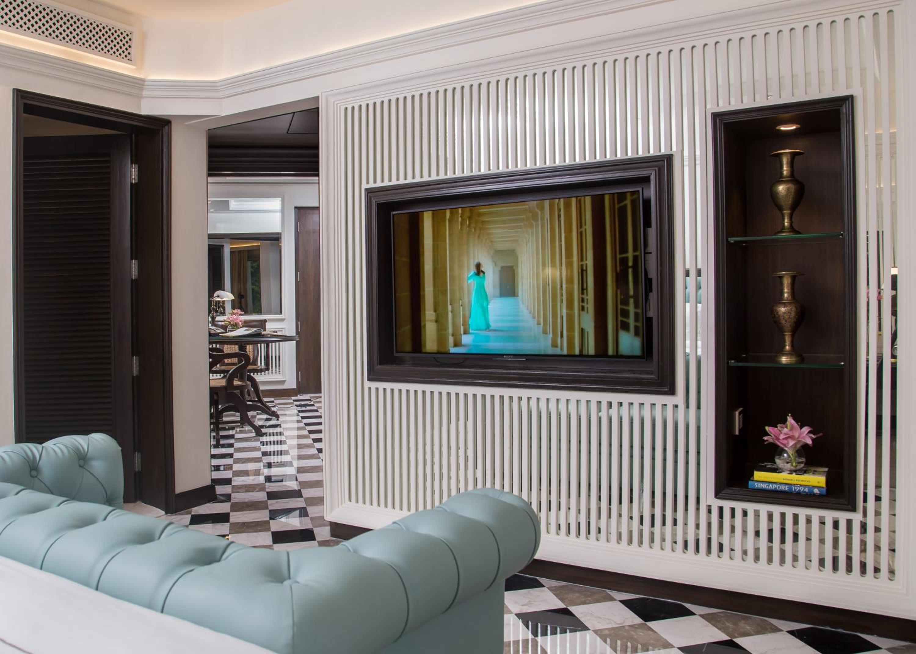 Premium Suite 1 Bedroom with One way Airport Transfers and Club Lounge access