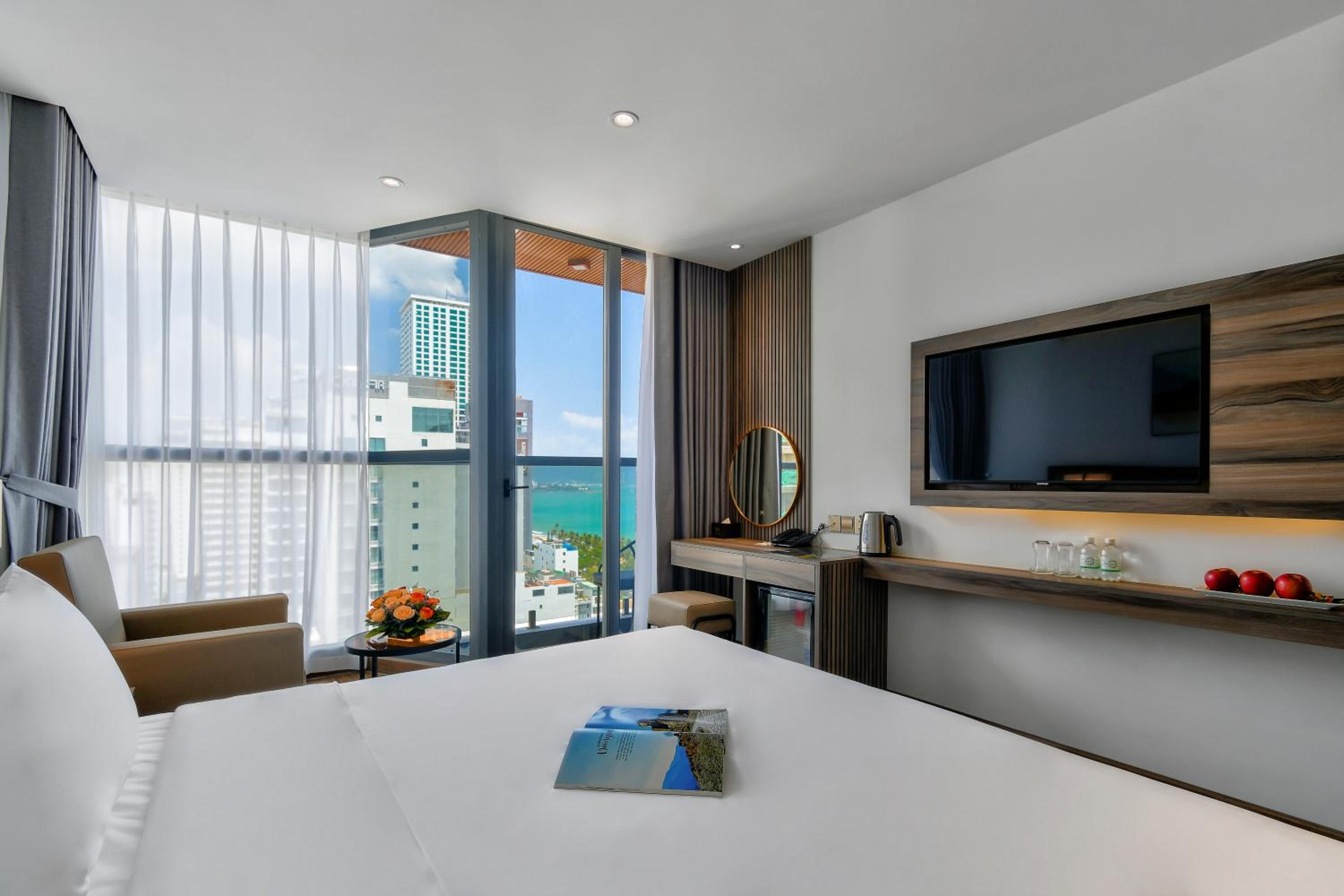 Deluxe Partial Ocean View