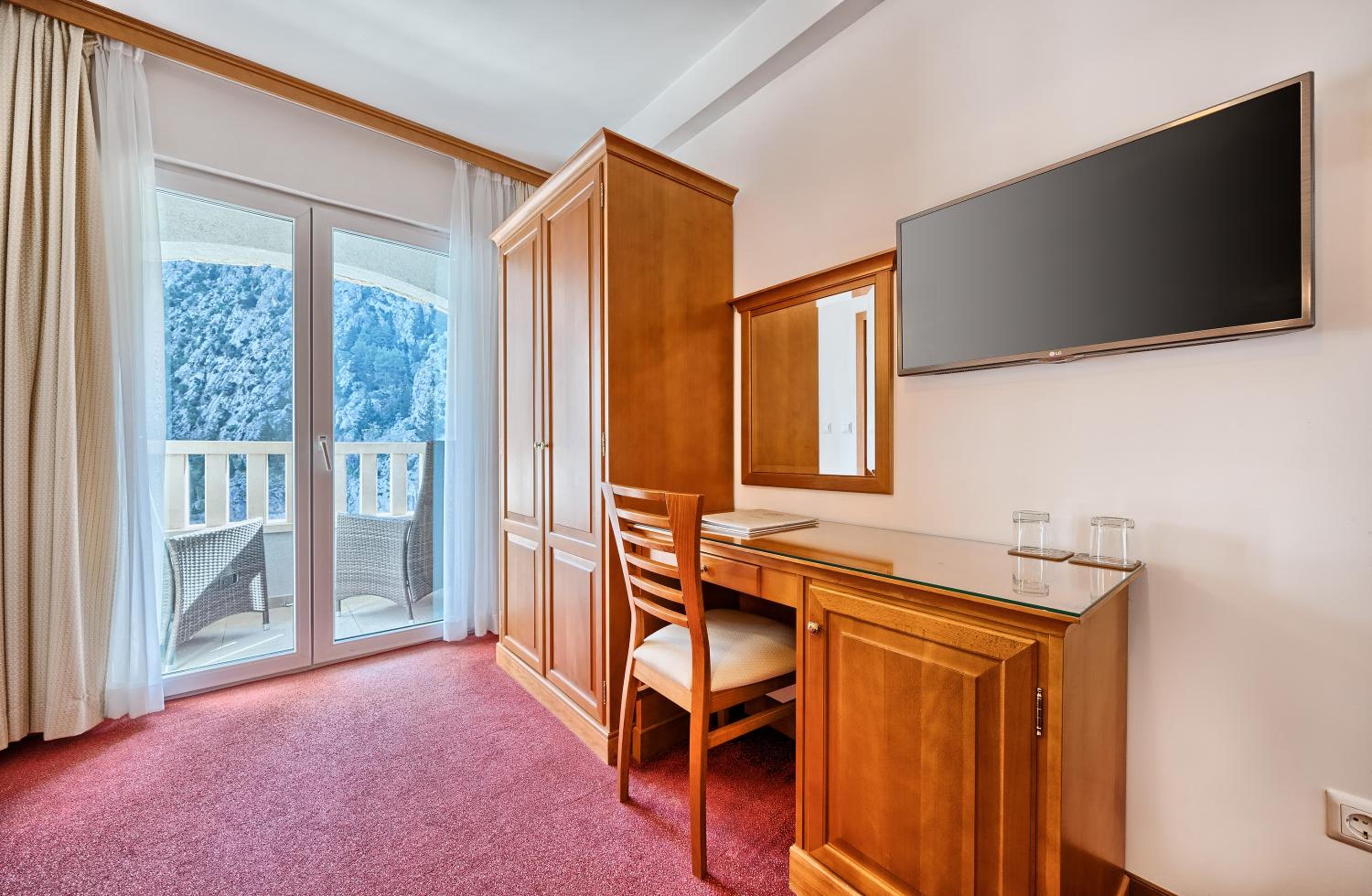 Double Room with Balcony and Side Sea View