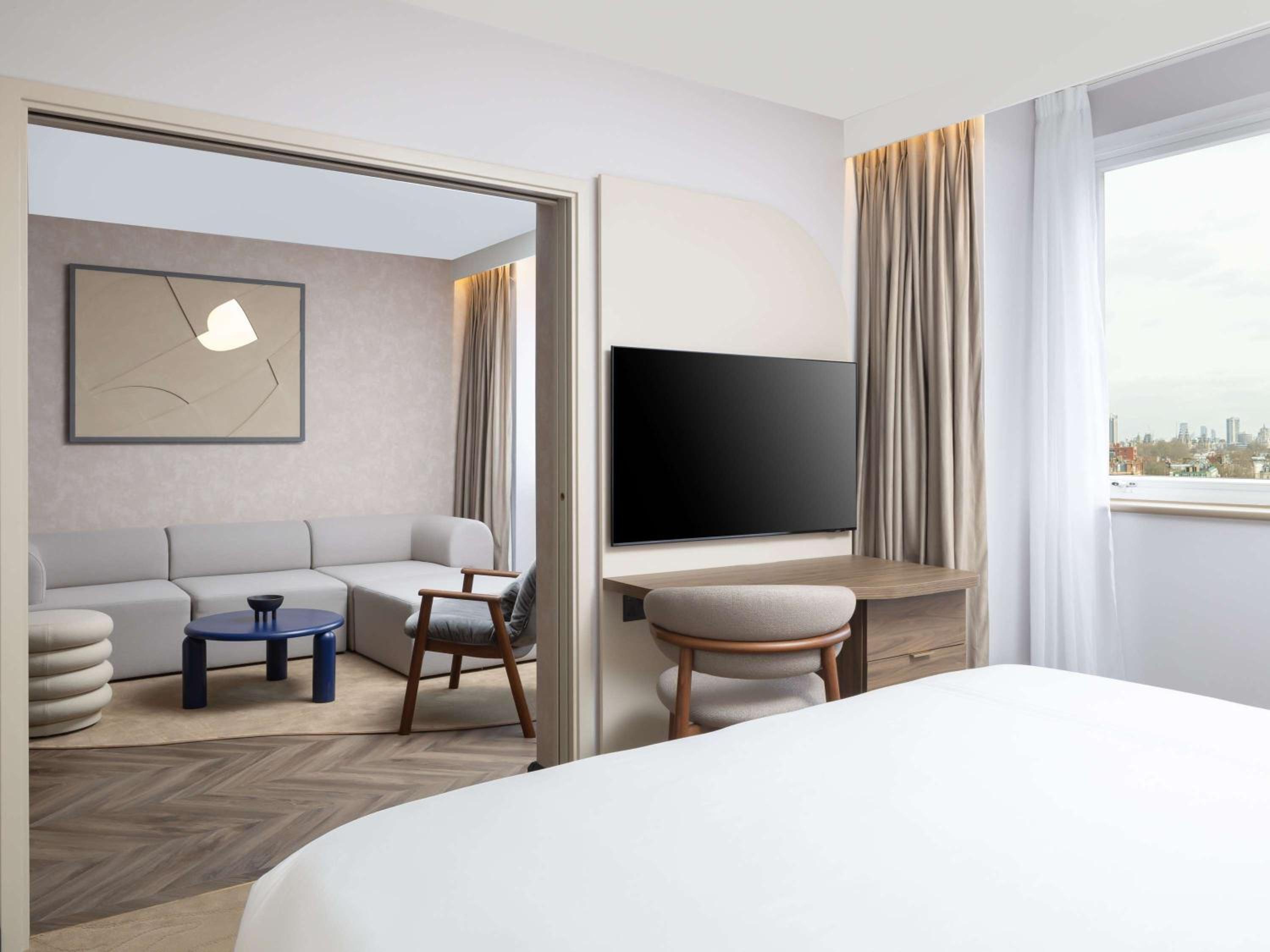 Junior King Suite with City View - High Floor