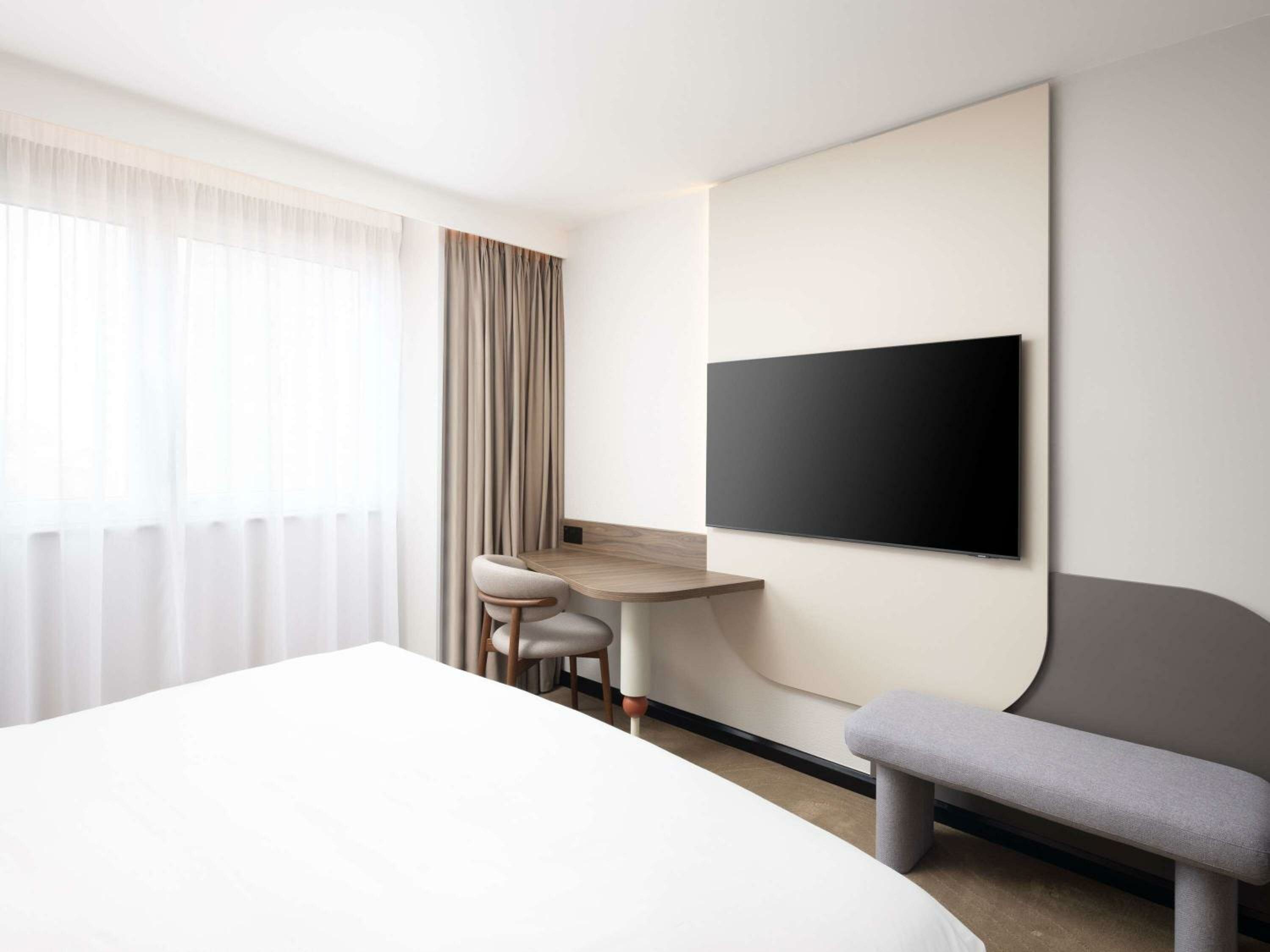 Deluxe Priviledge King Room with Rainfall Shower and High Floor Panorama View