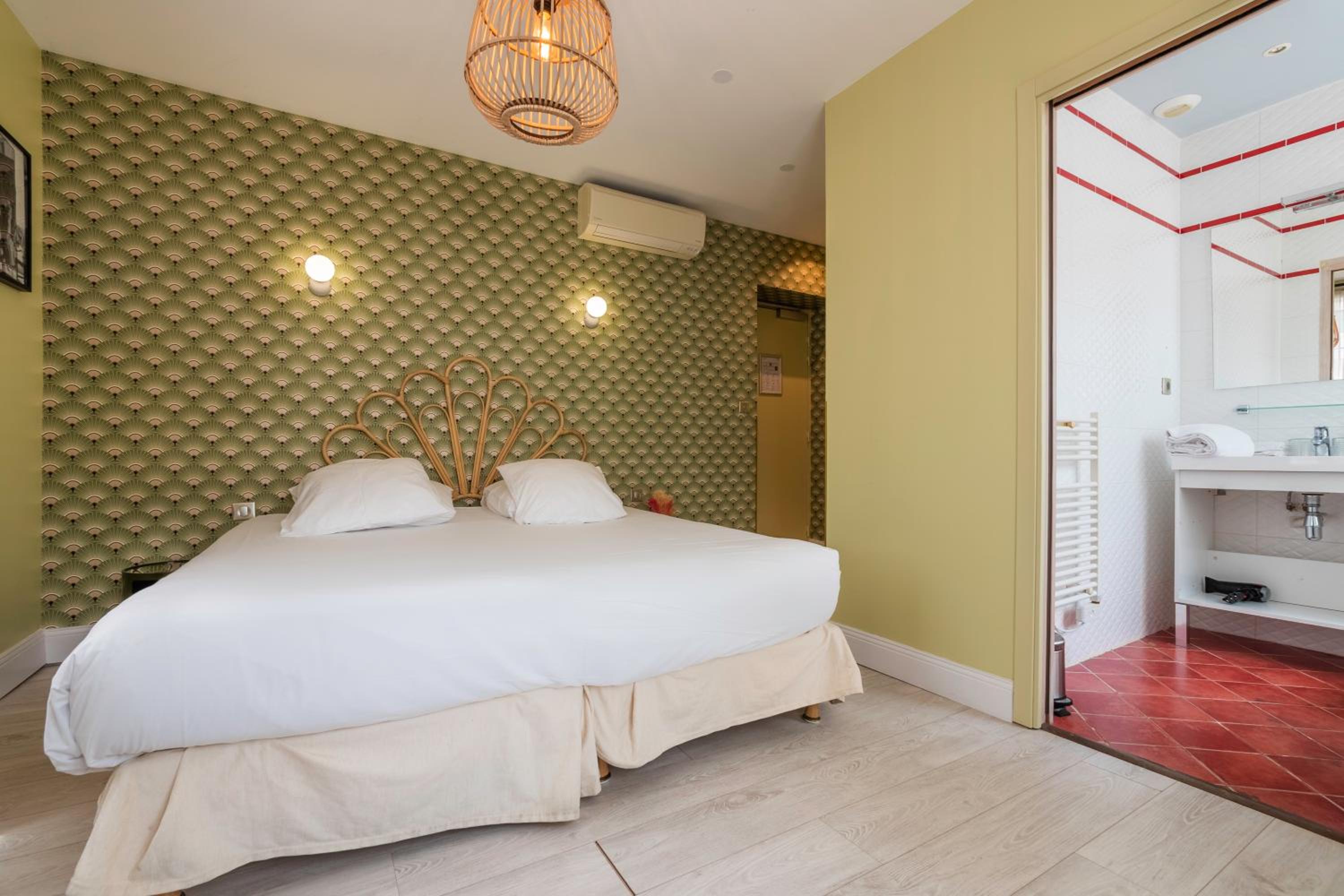 Double Room Standing