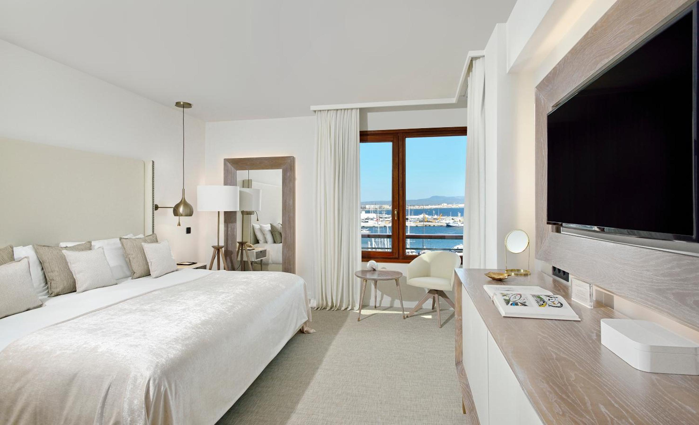 Red Level Master Suite with Sea and Cathedral View