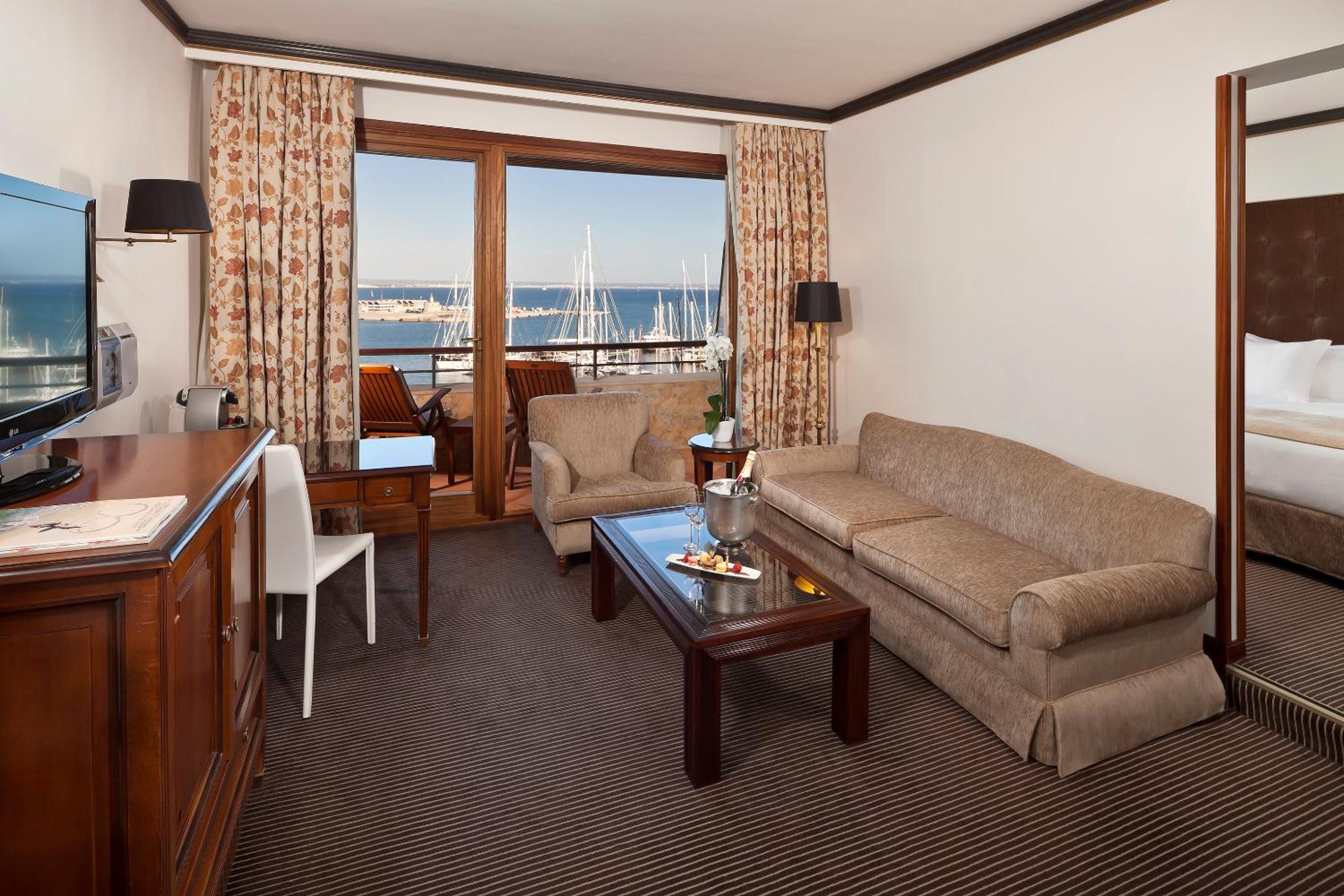 Red Level Junior Suite with Sea and Cathedral View