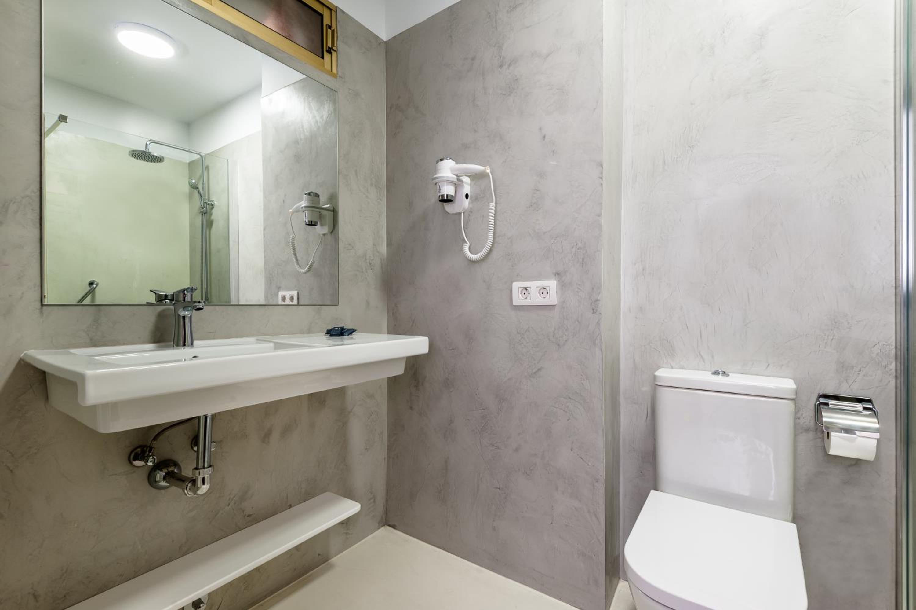 Double Room with Living Room (2 adults + 2 children)