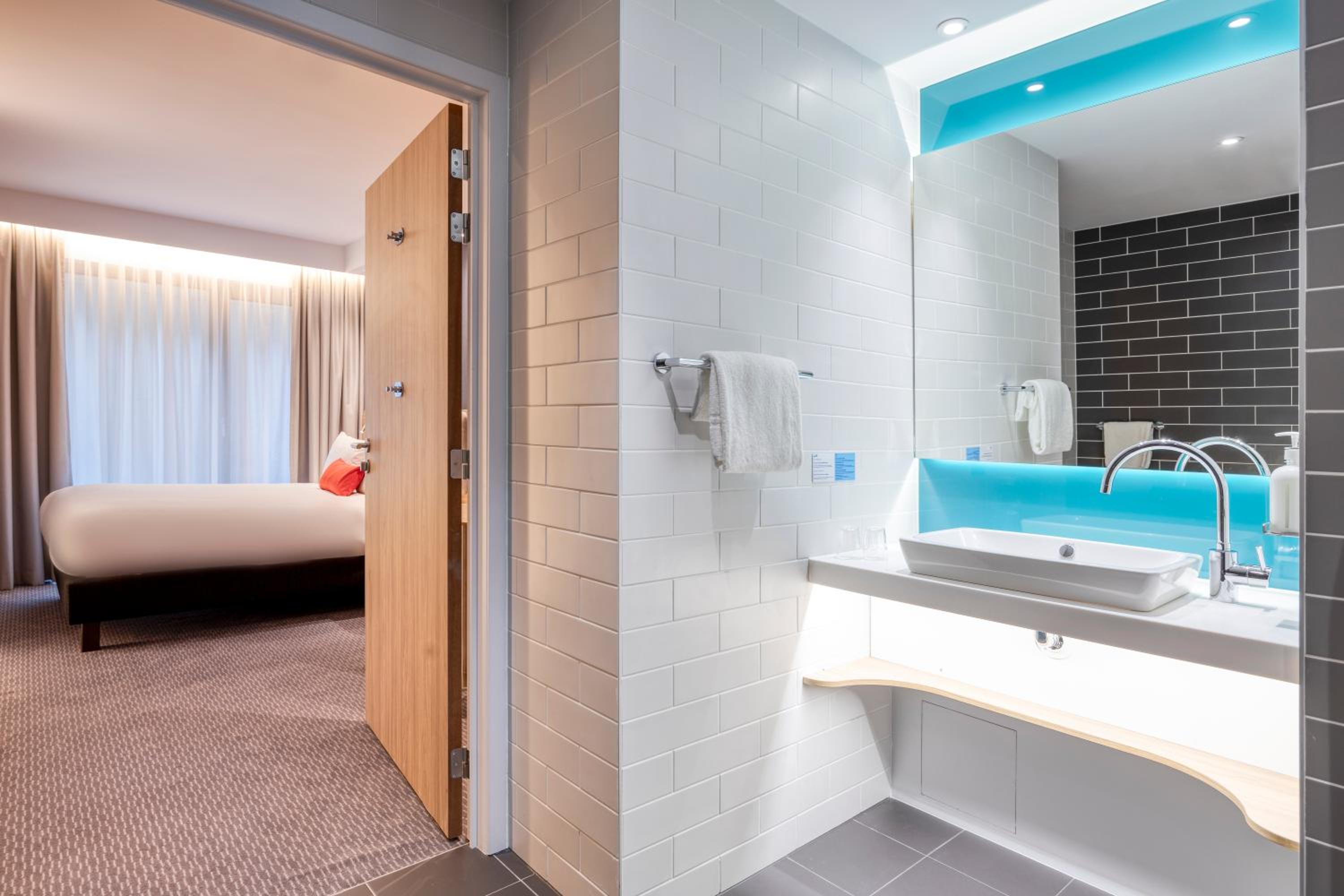 Standard Queen Room - Accessible with Free Breakfast