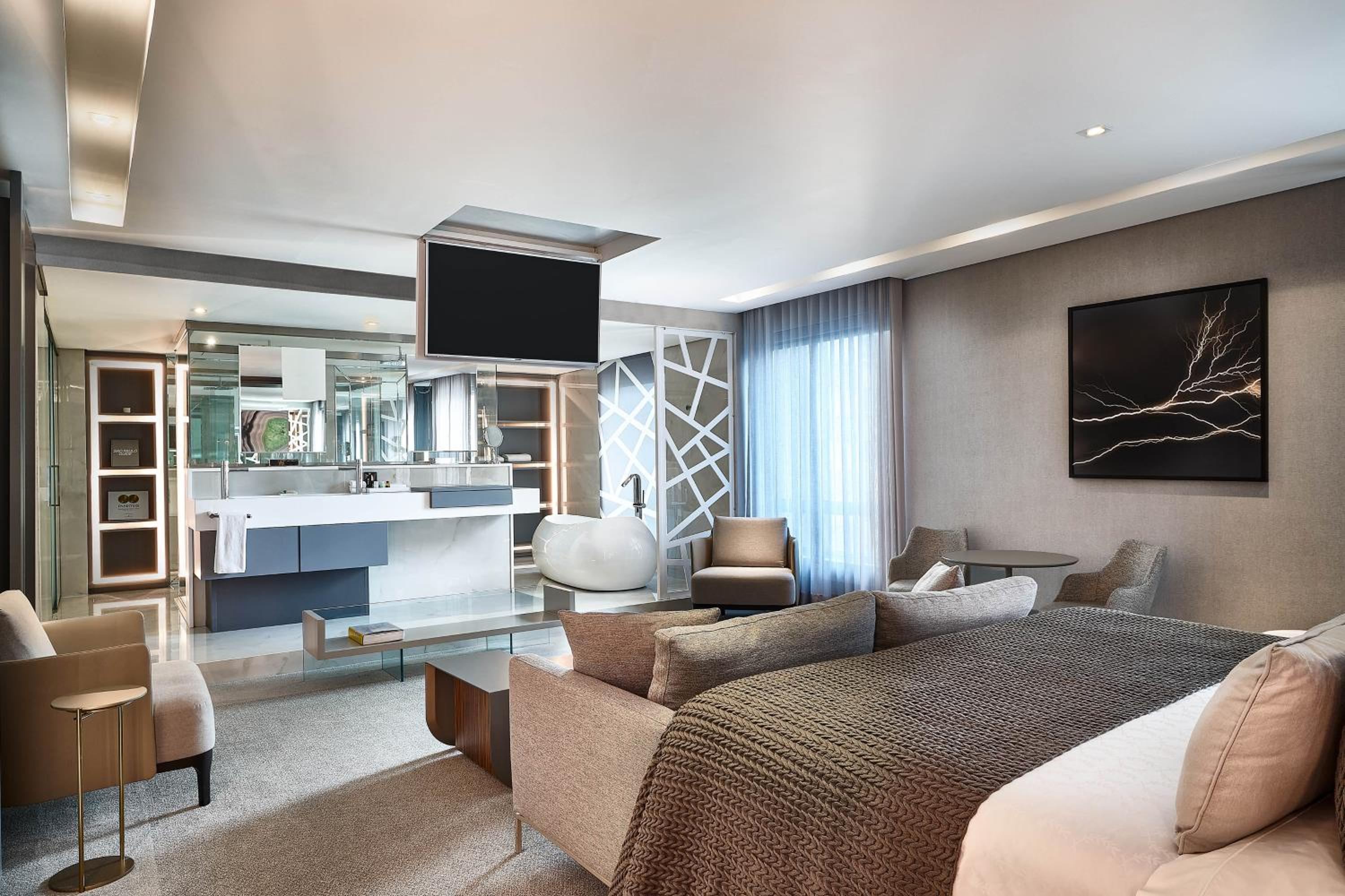 One-Bedroom Junior King Suite, City View