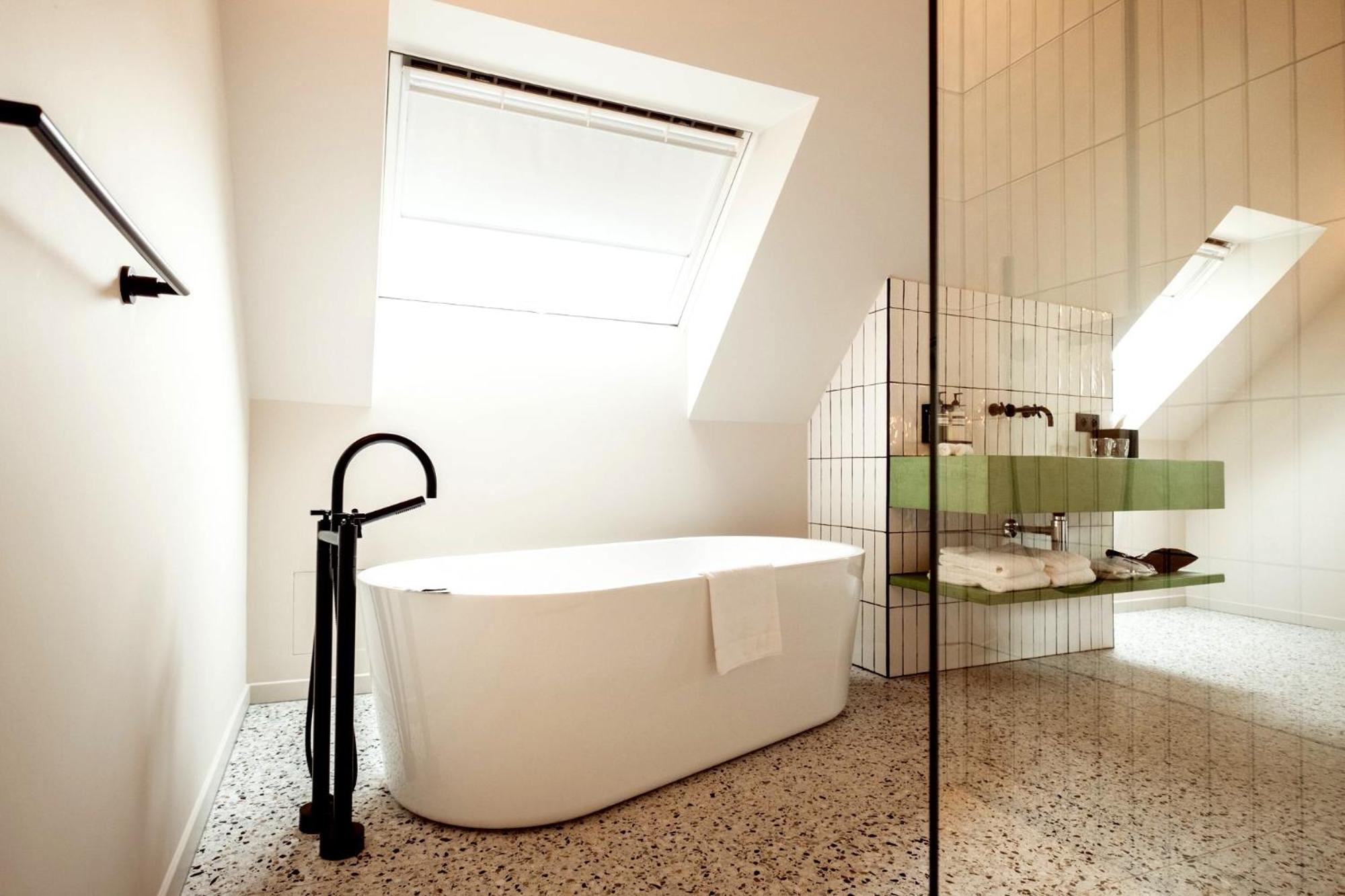 Deluxe Room with Bathtub and Rain Shower